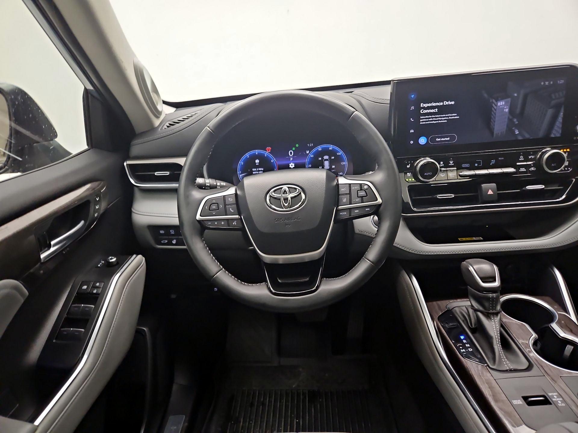 Thumbnail: 2023 Toyota Highlander - 10