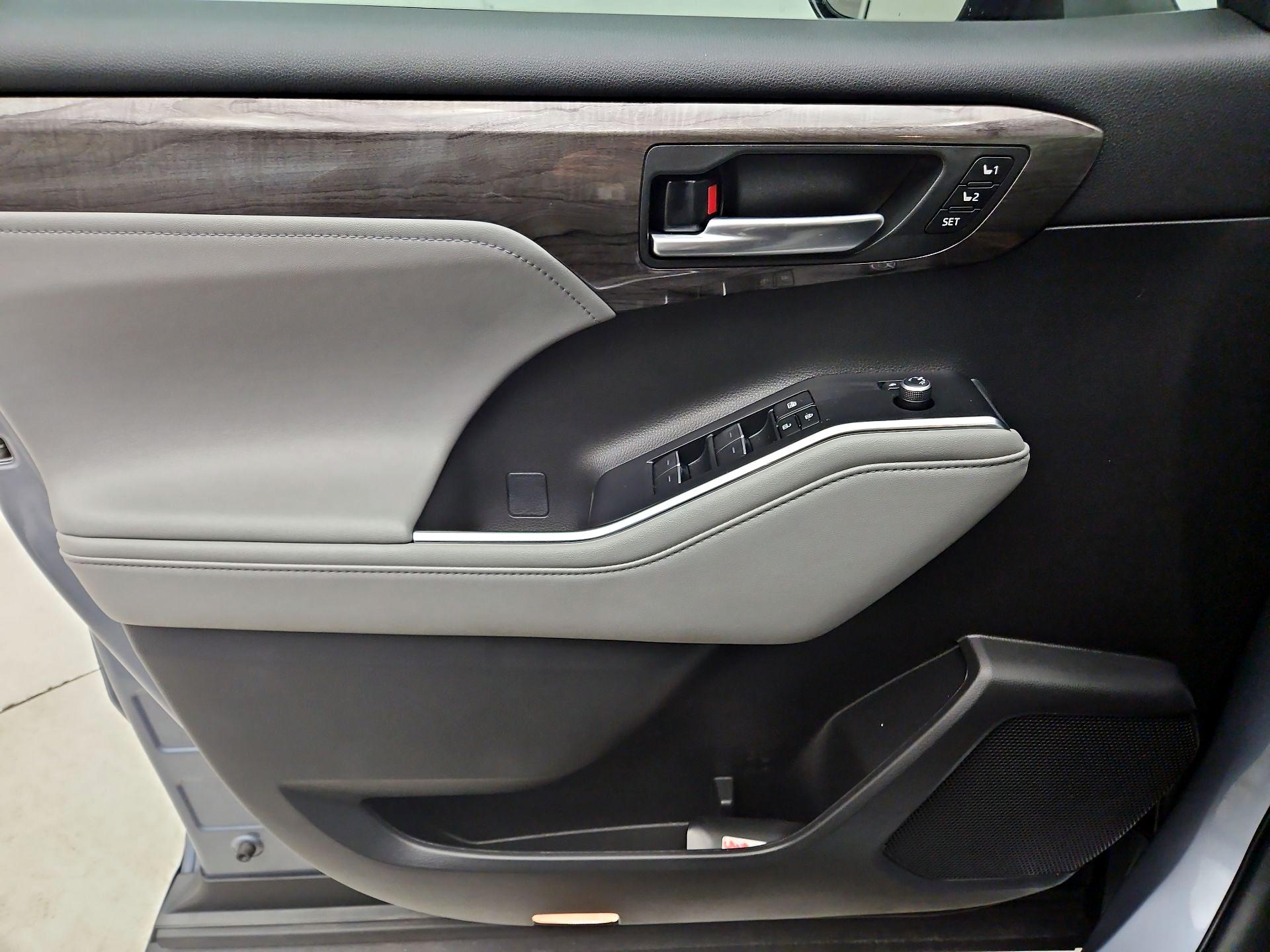 Thumbnail: 2023 Toyota Highlander - 12