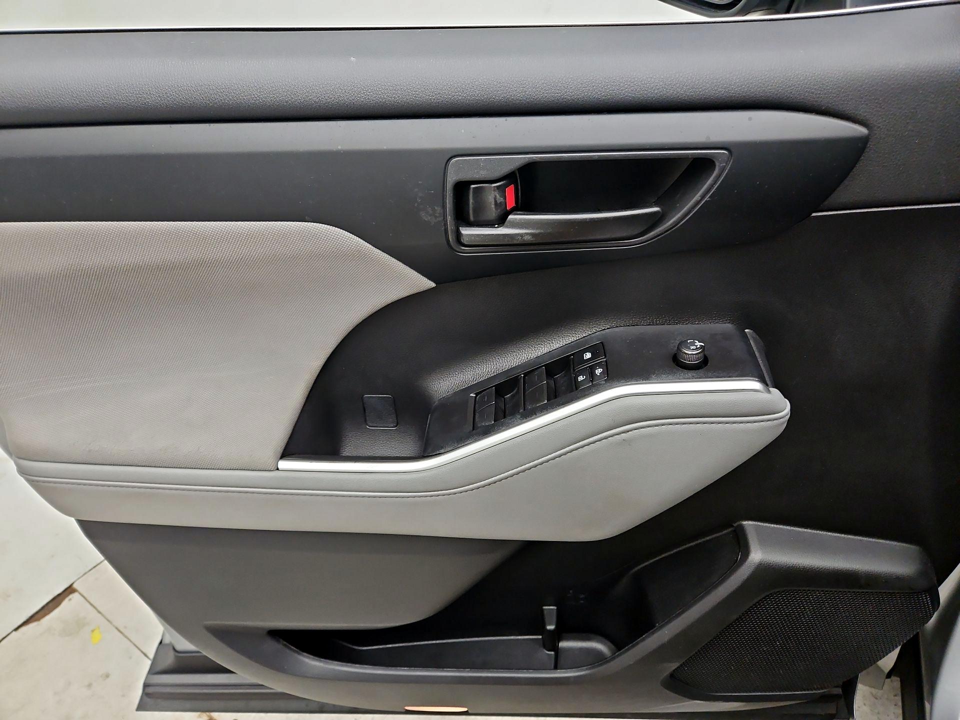 Thumbnail: 2023 Toyota Highlander - 12