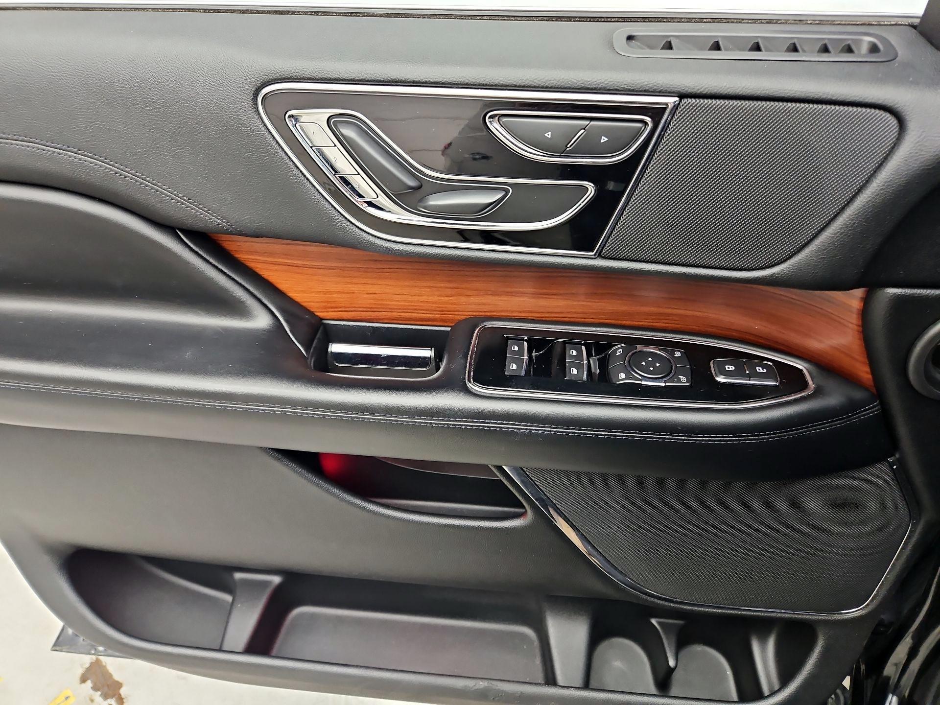 Thumbnail: 2019 Lincoln Navigator - 12