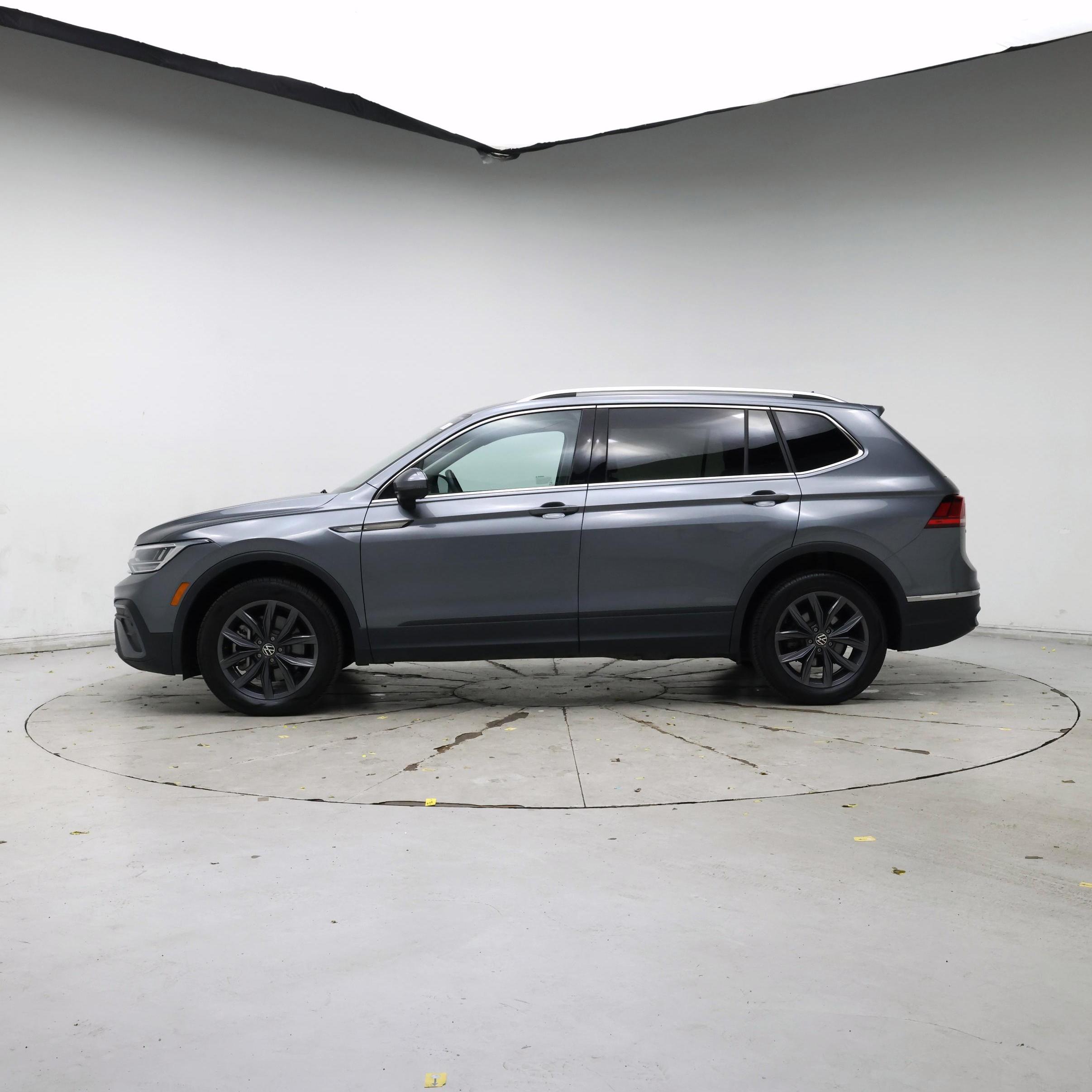 Thumbnail: 2023 Volkswagen Tiguan - 3