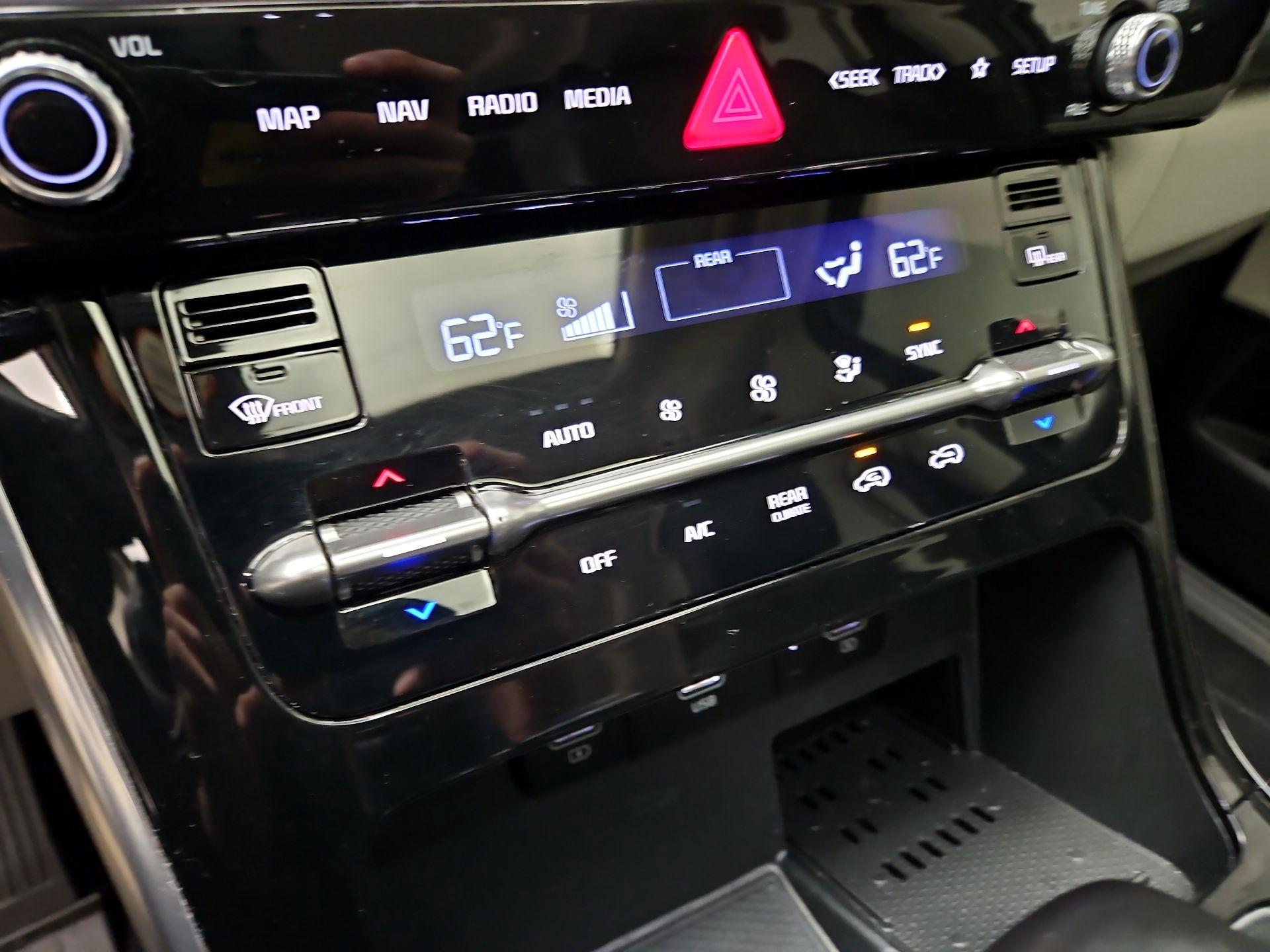 Thumbnail: 2023 Kia Carnival - 17