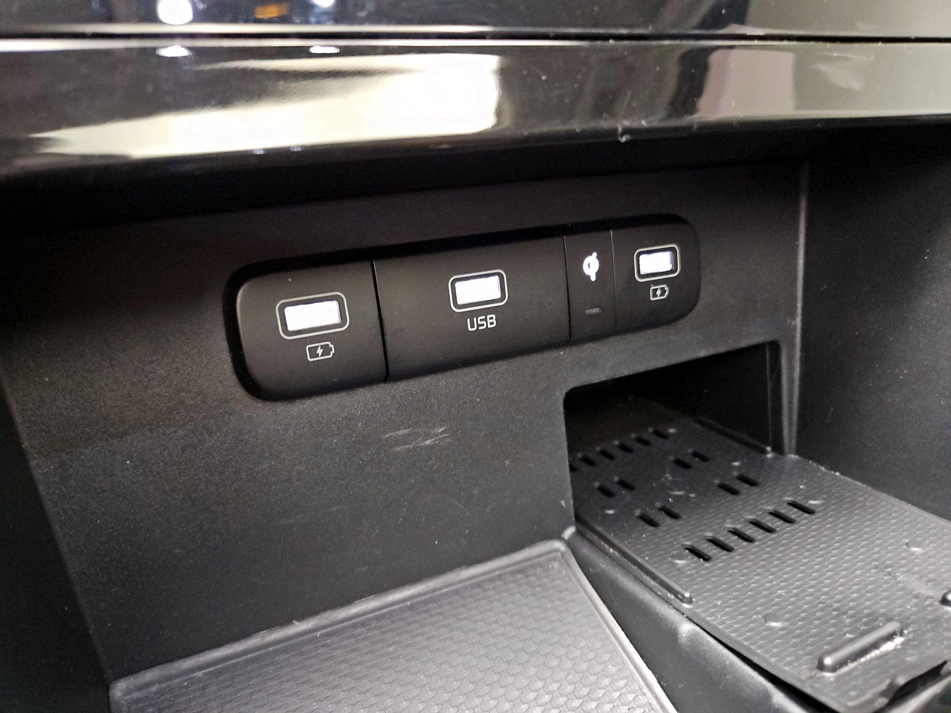 Thumbnail: 2023 Kia Carnival - 19