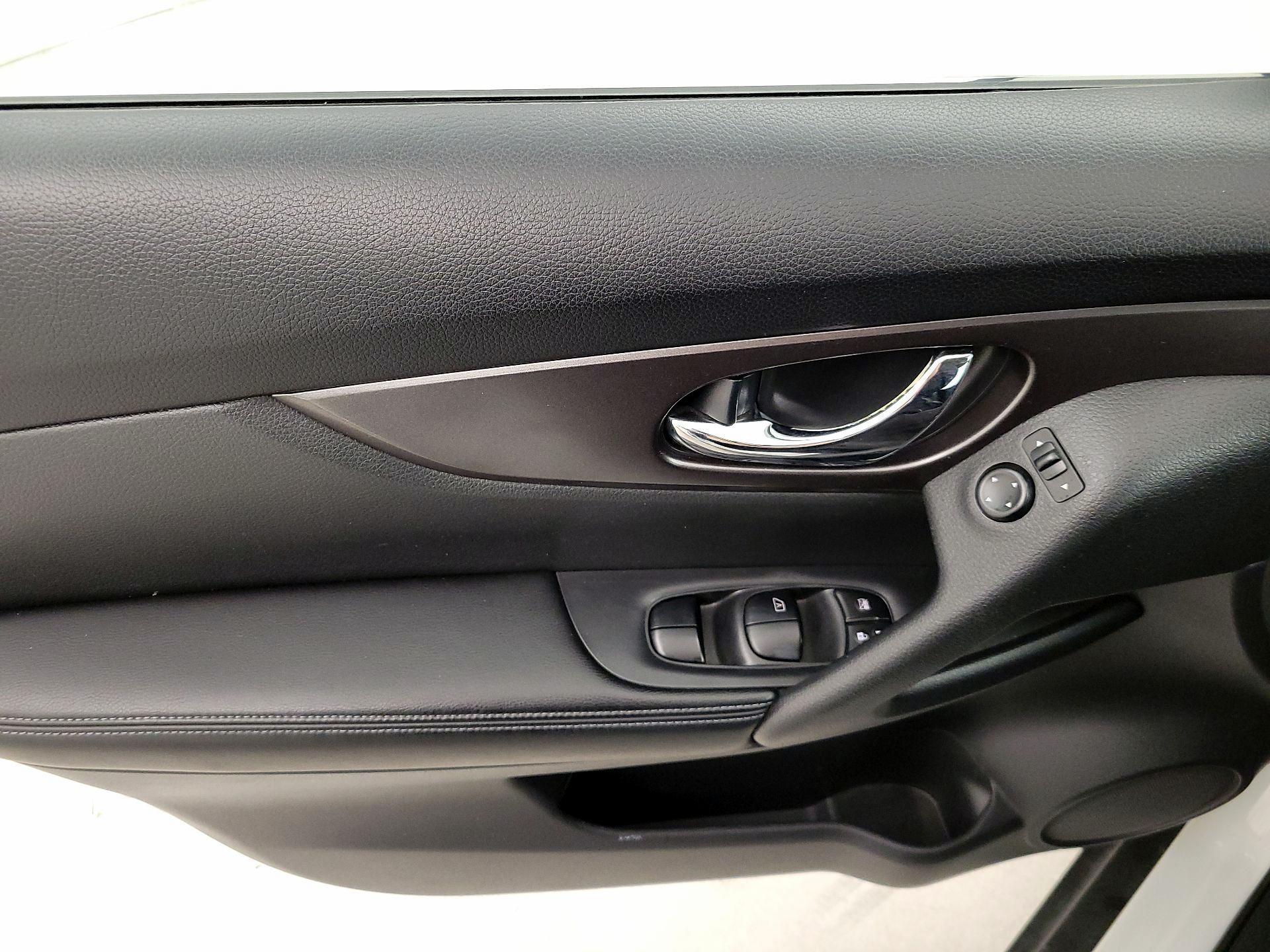 Thumbnail: 2015 Nissan Rogue - 12