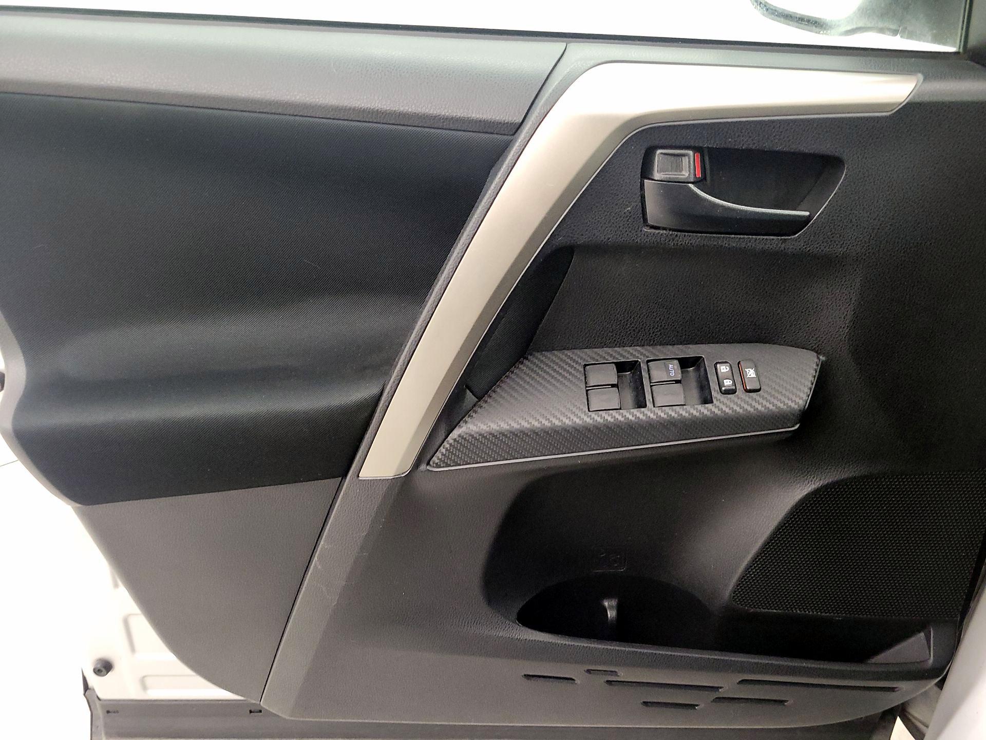 Thumbnail: 2015 Toyota RAV4 - 12