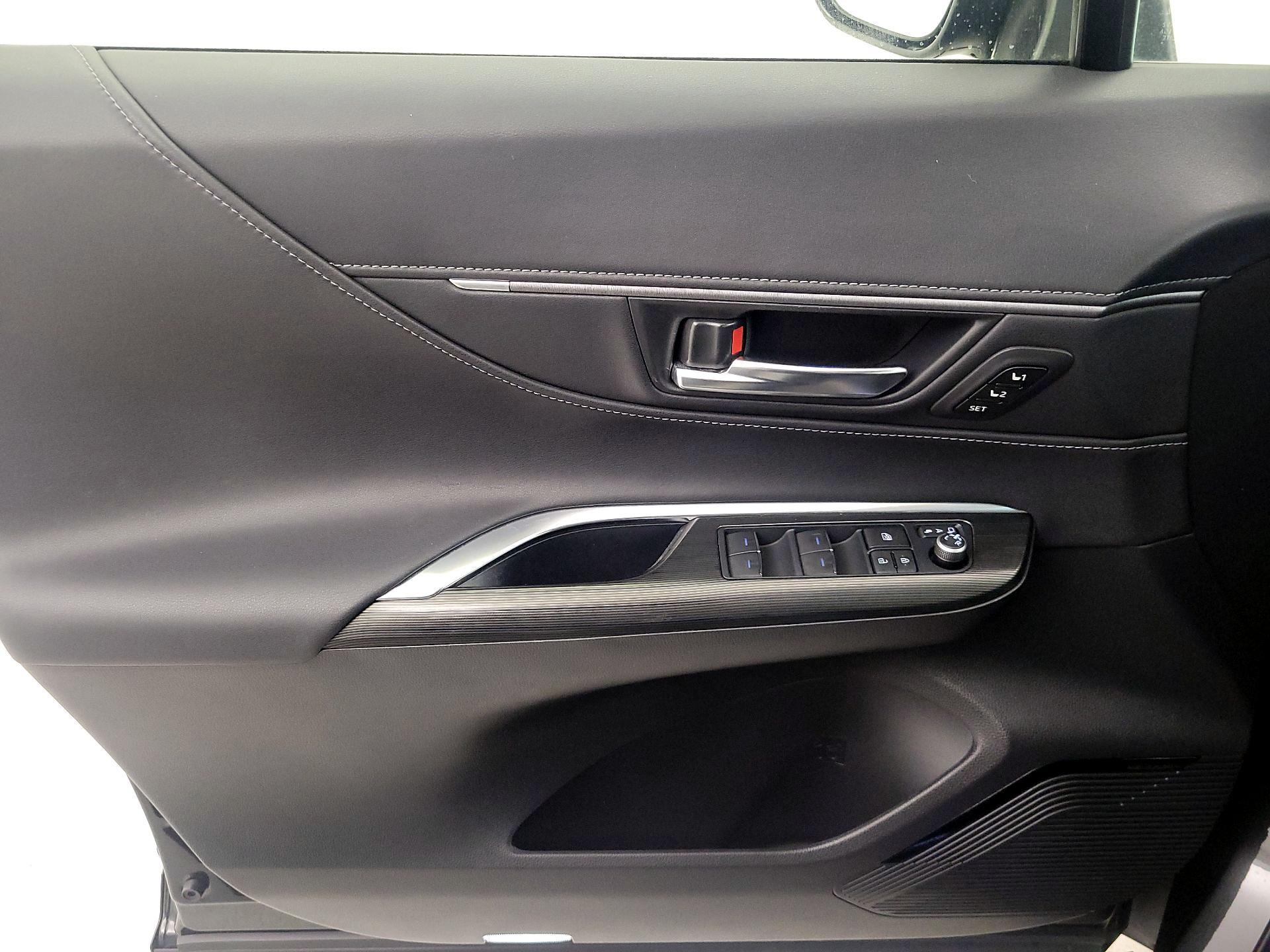 Thumbnail: 2021 Toyota Venza - 12