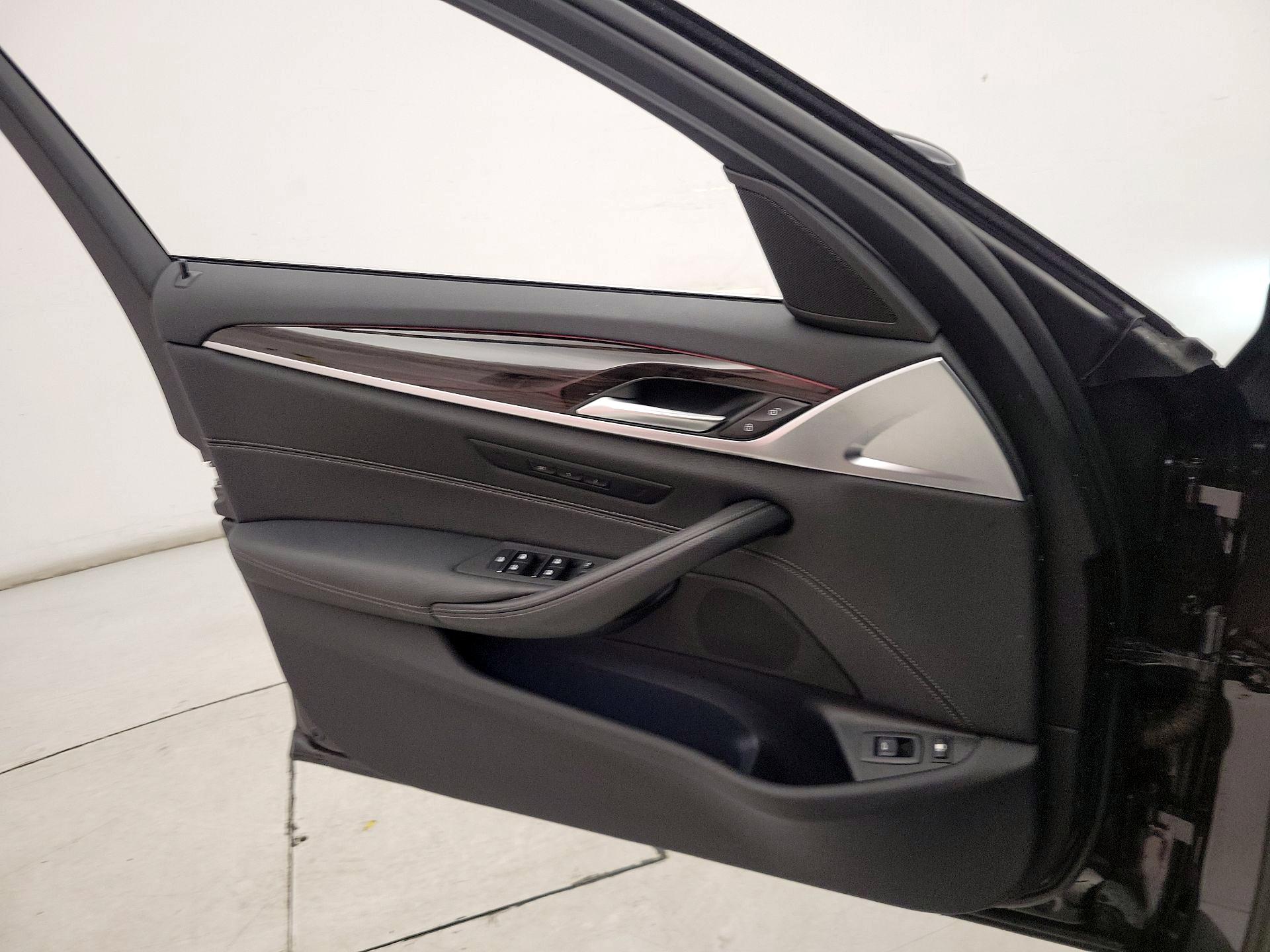 Thumbnail: 2023 BMW 5 Series - 12