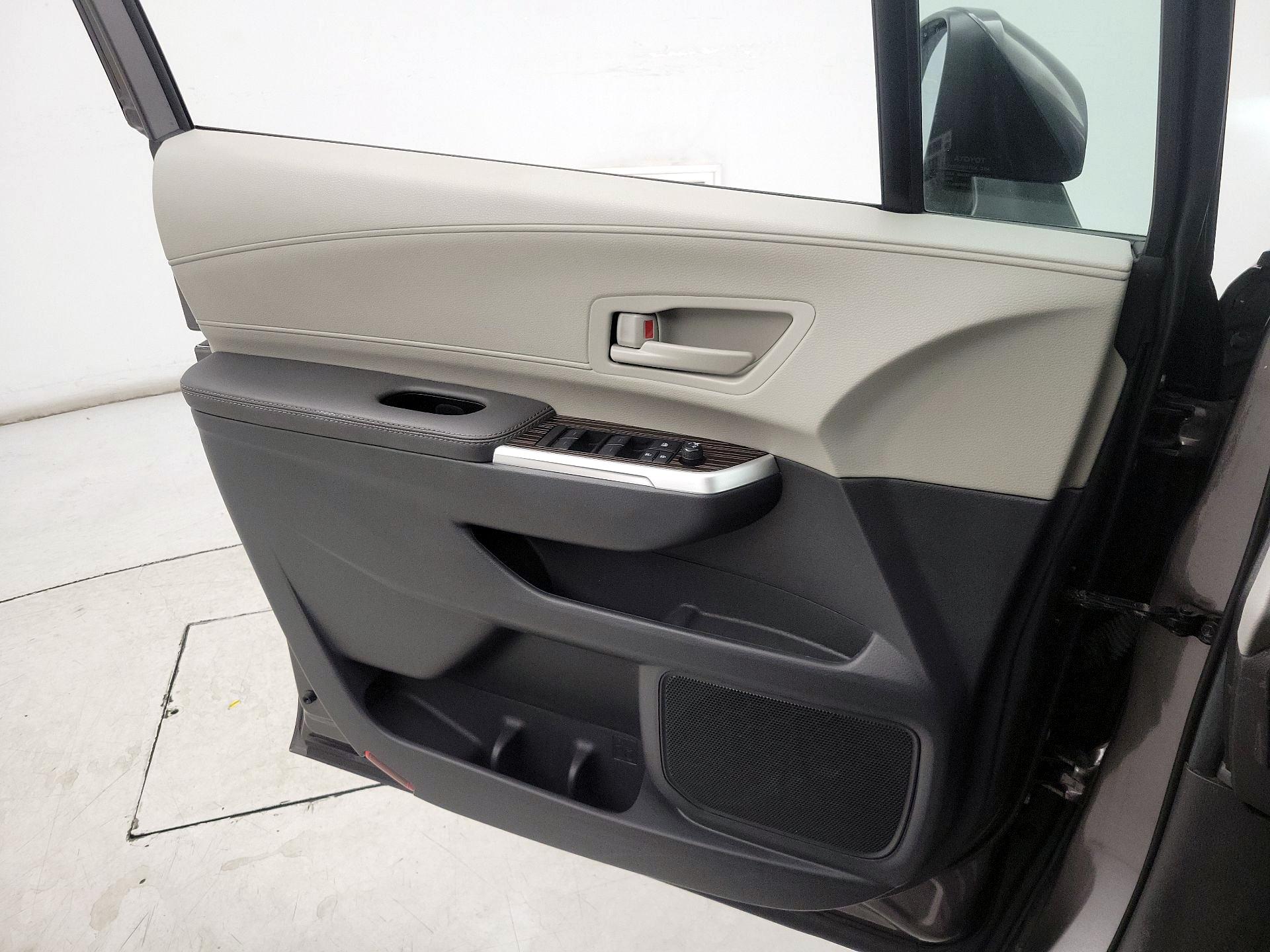 Thumbnail: 2024 Toyota Sienna - 12