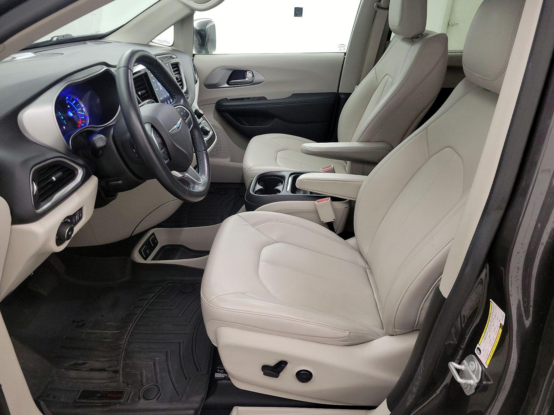 Thumbnail: 2018 Chrysler Pacifica - 11