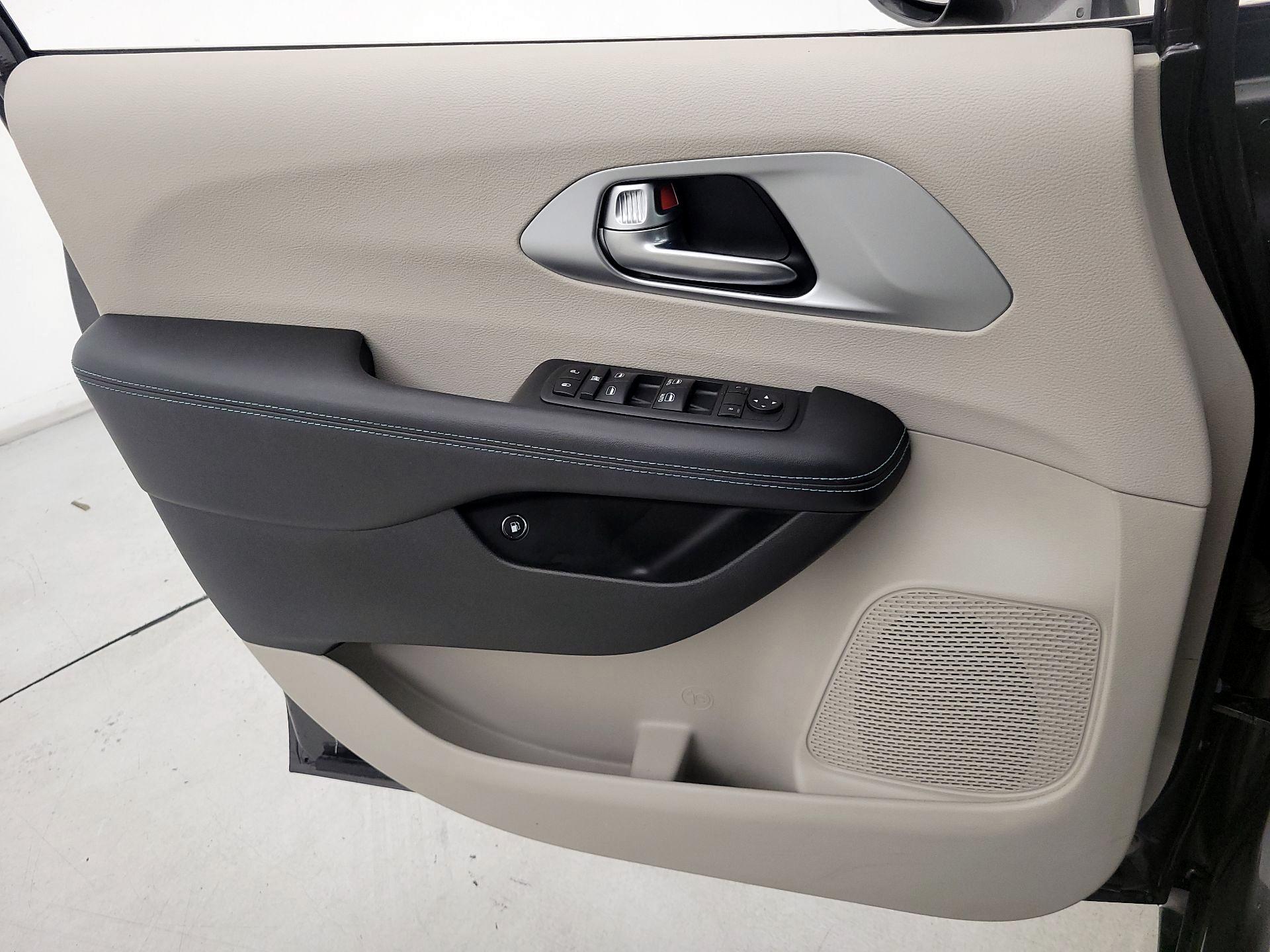 Thumbnail: 2018 Chrysler Pacifica - 12