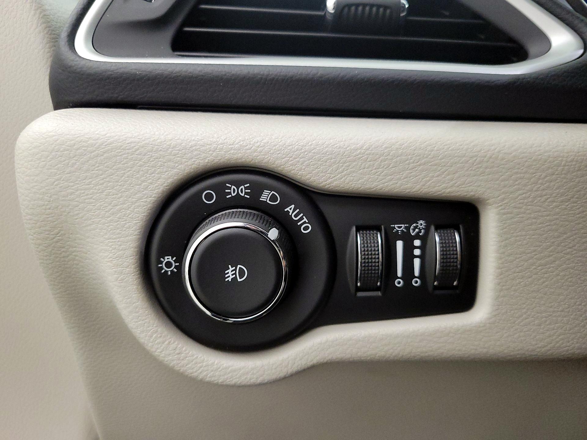 Thumbnail: 2018 Chrysler Pacifica - 13