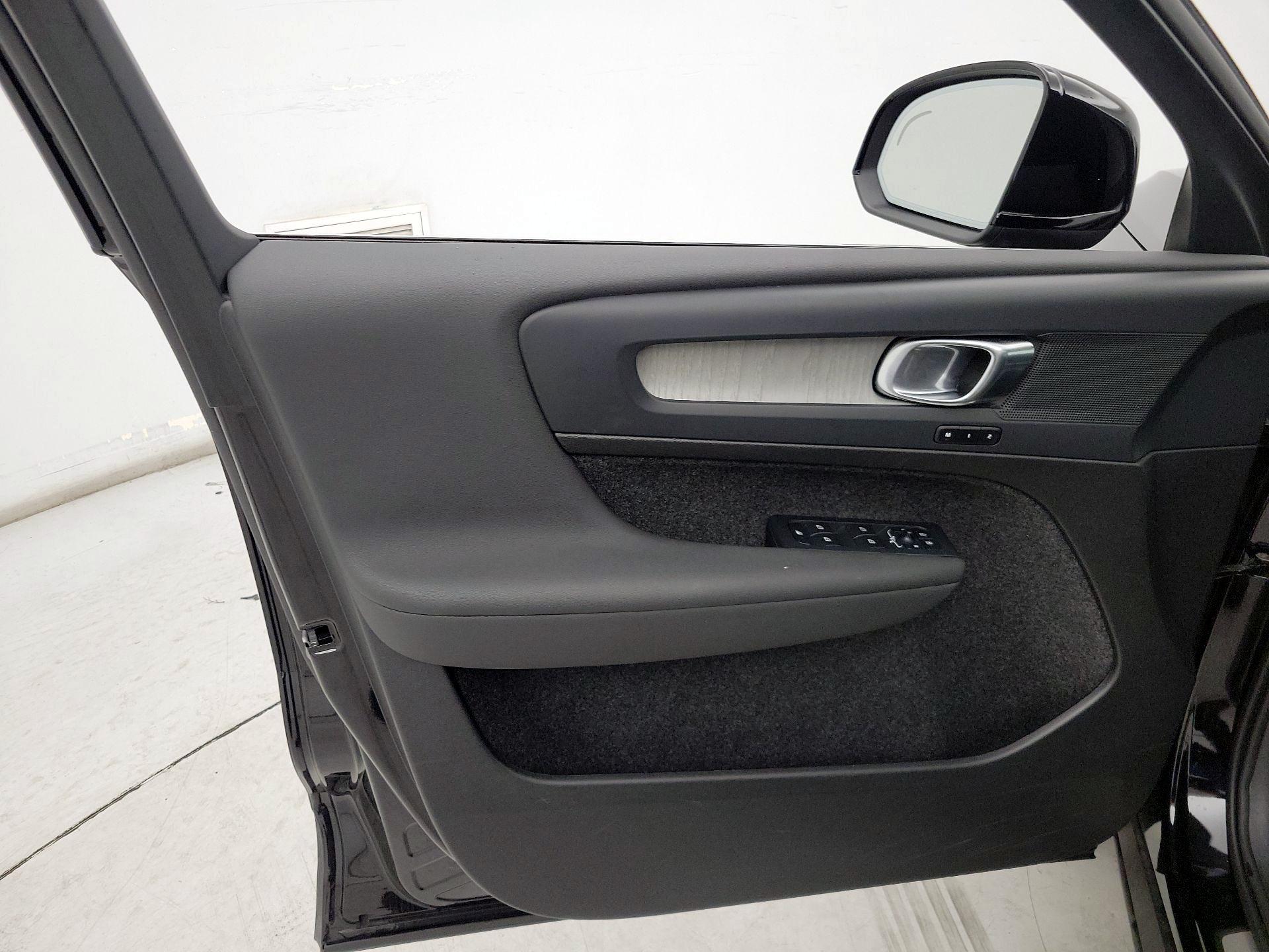 Thumbnail: 2025 Volvo XC40 - 12