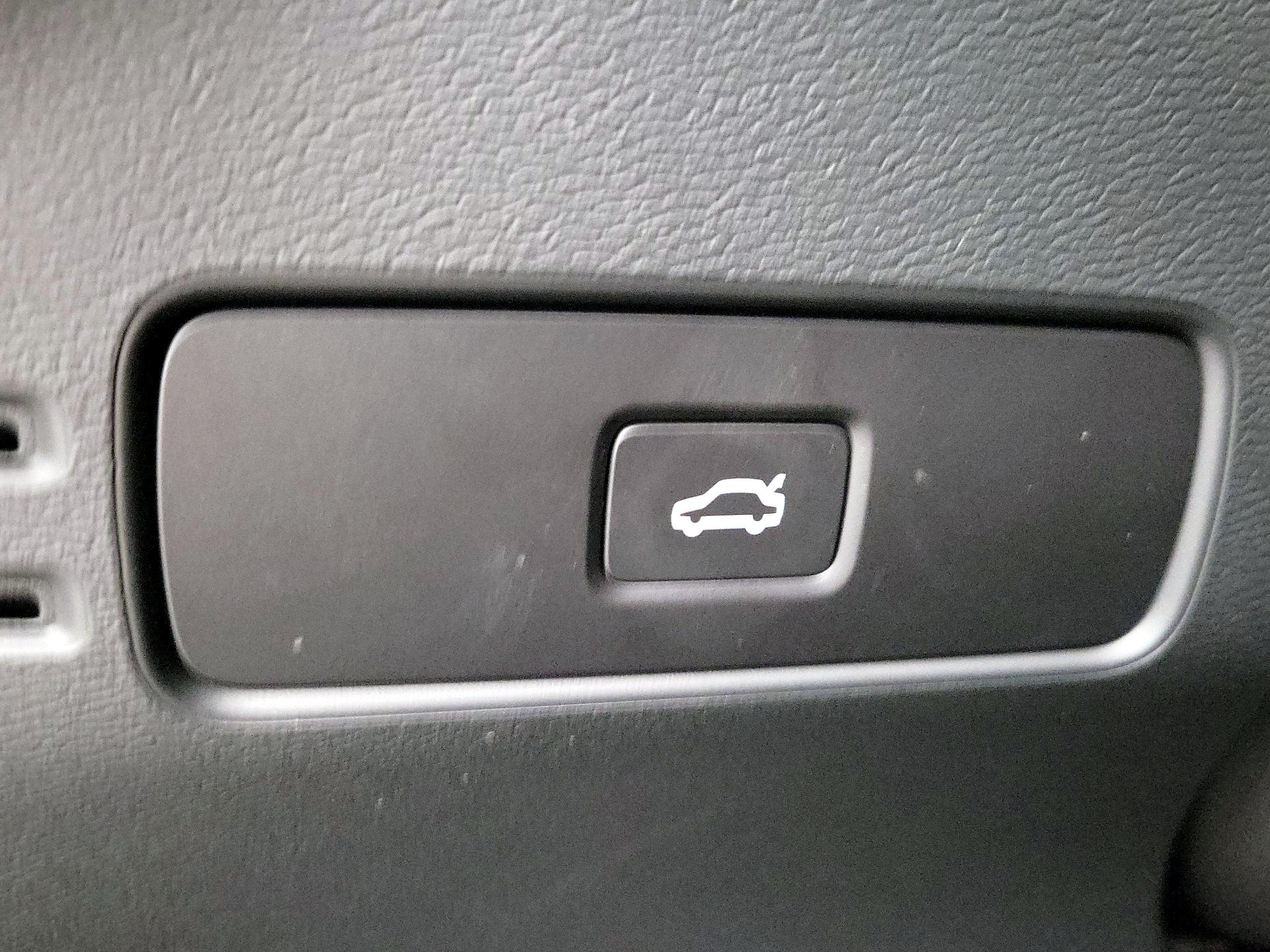 Thumbnail: 2025 Volvo XC40 - 13