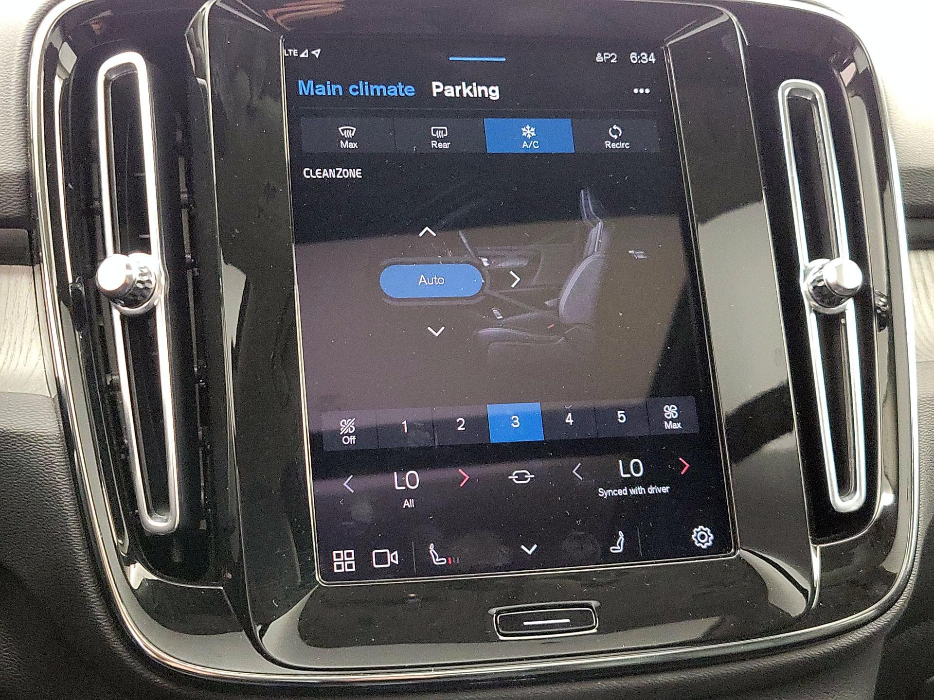 Thumbnail: 2025 Volvo XC40 - 17