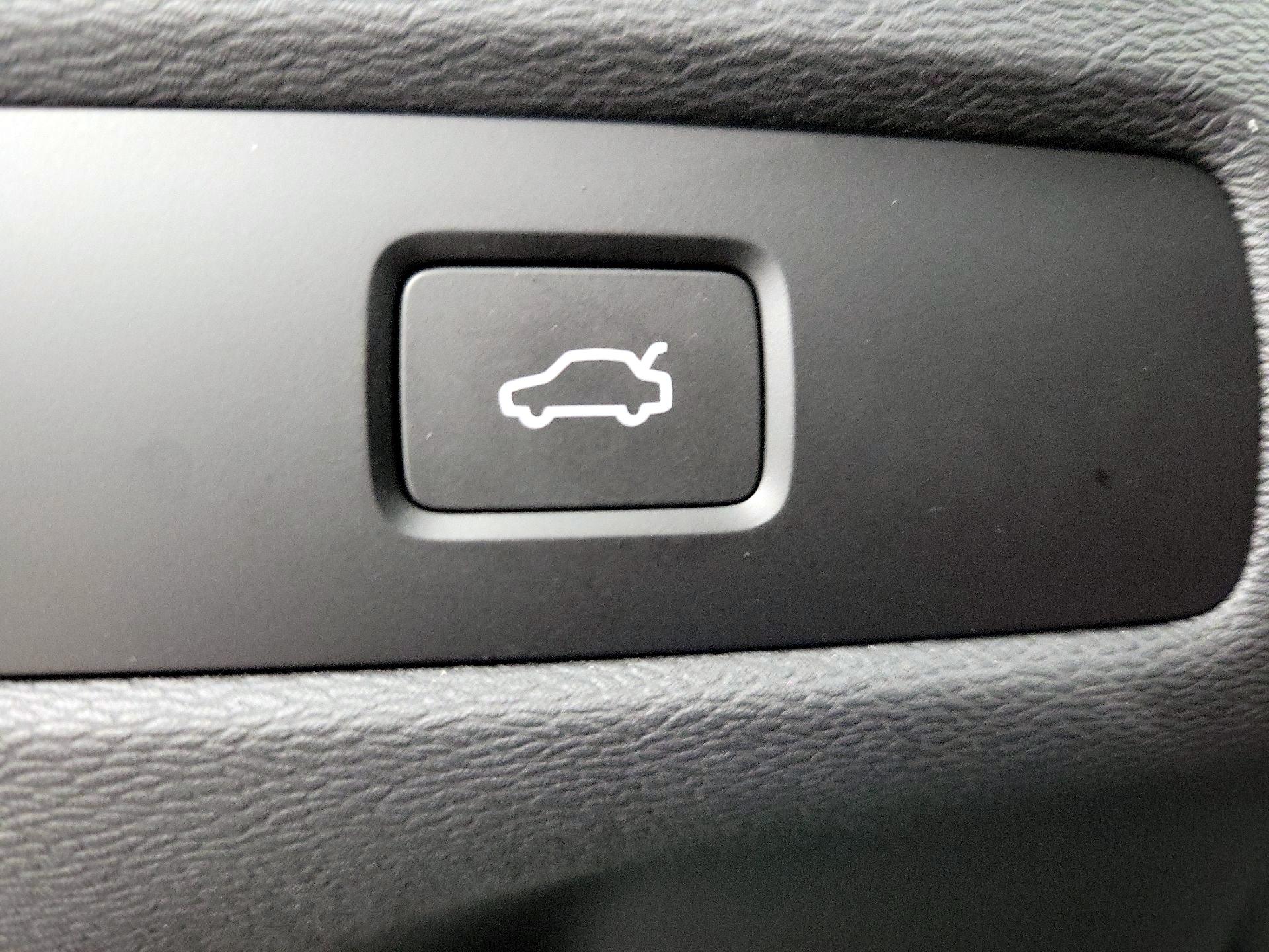 Thumbnail: 2025 Volvo XC60 - 13