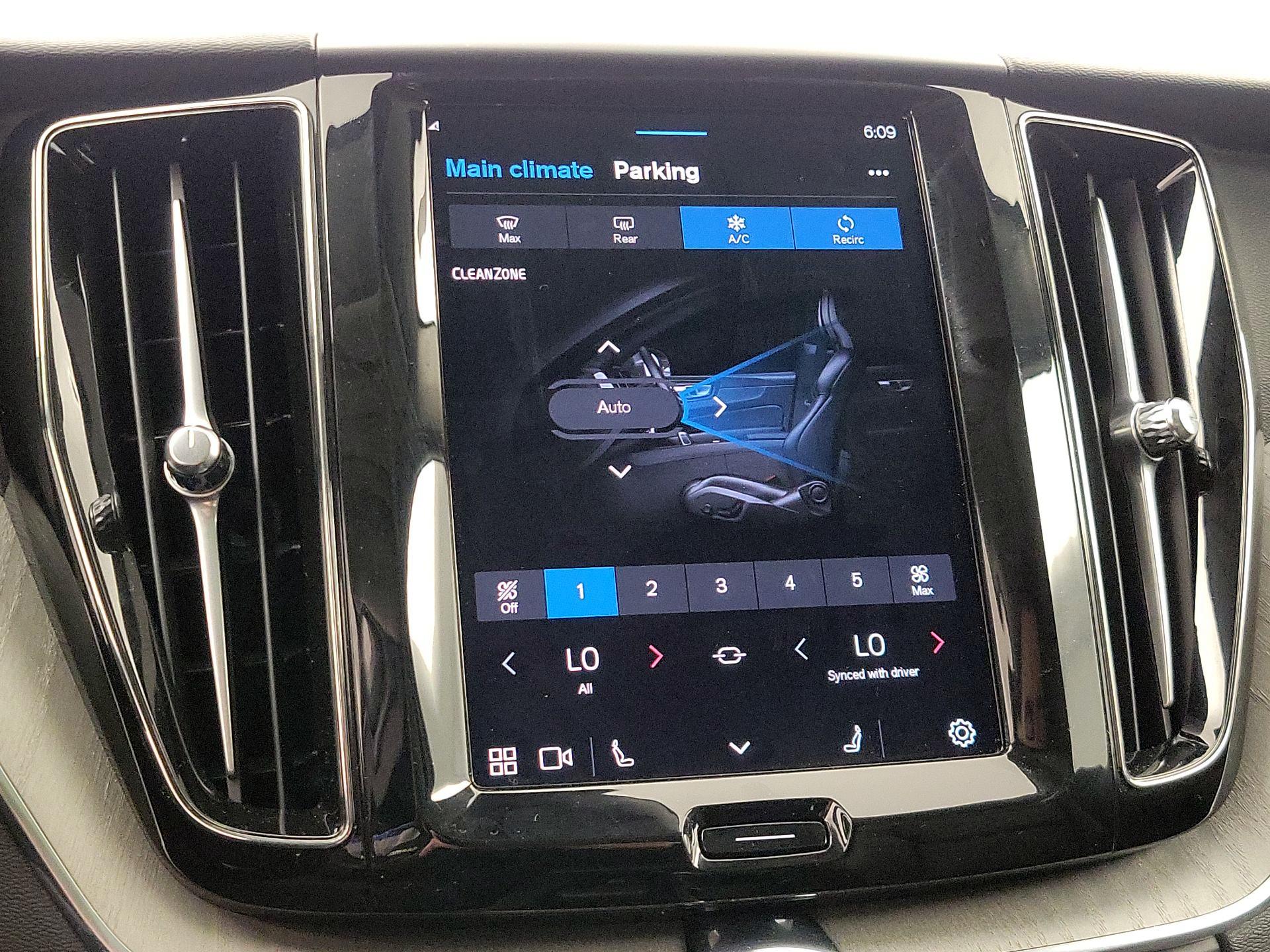 Thumbnail: 2025 Volvo XC60 - 16