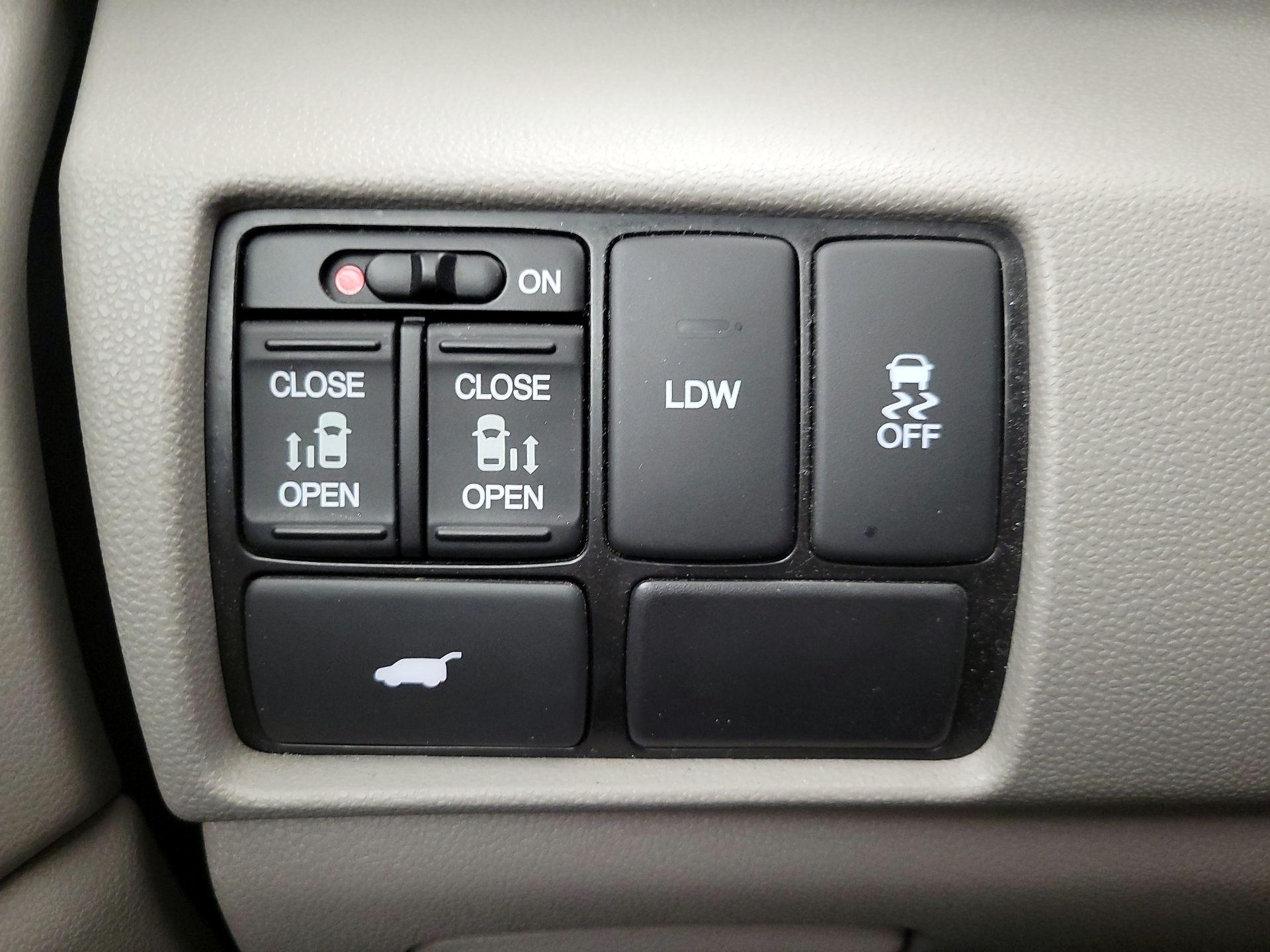 Thumbnail: 2017 Honda Odyssey - 13