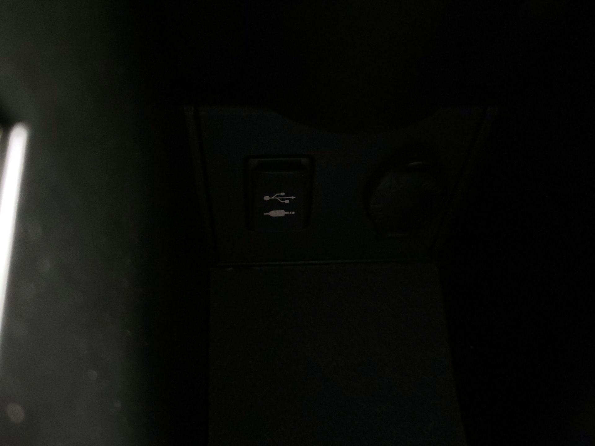 Thumbnail: 2015 Toyota Prius - 18