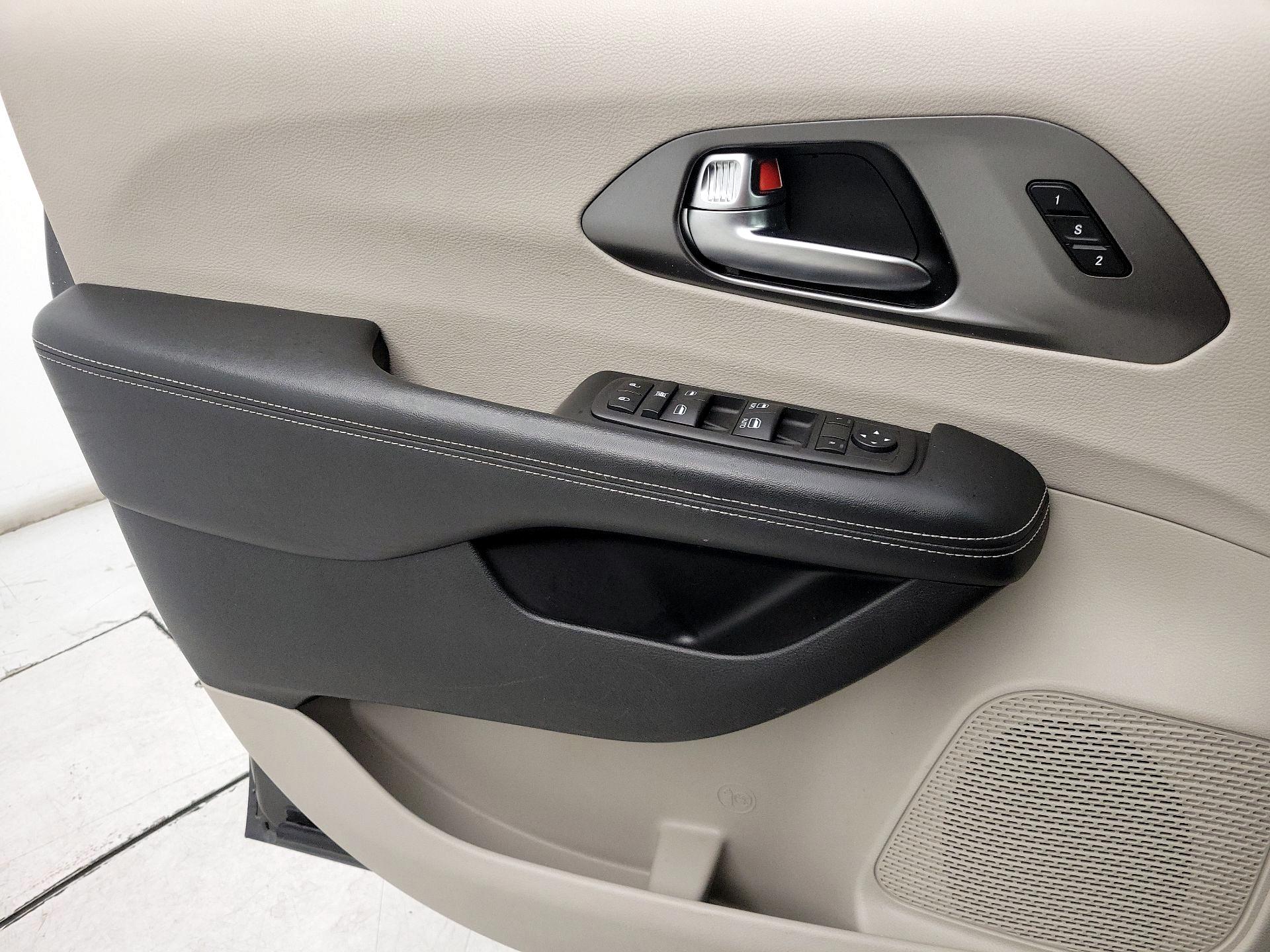 Thumbnail: 2023 Chrysler Pacifica - 12