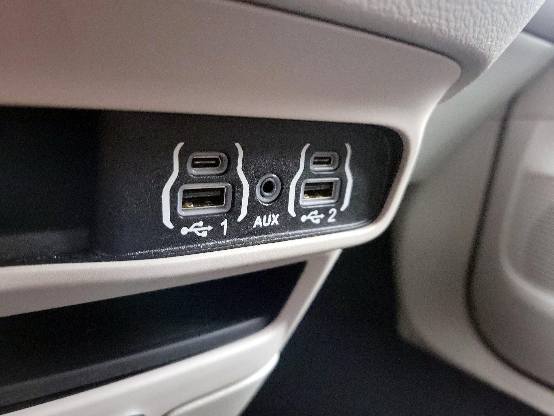 Thumbnail: 2023 Chrysler Pacifica - 18