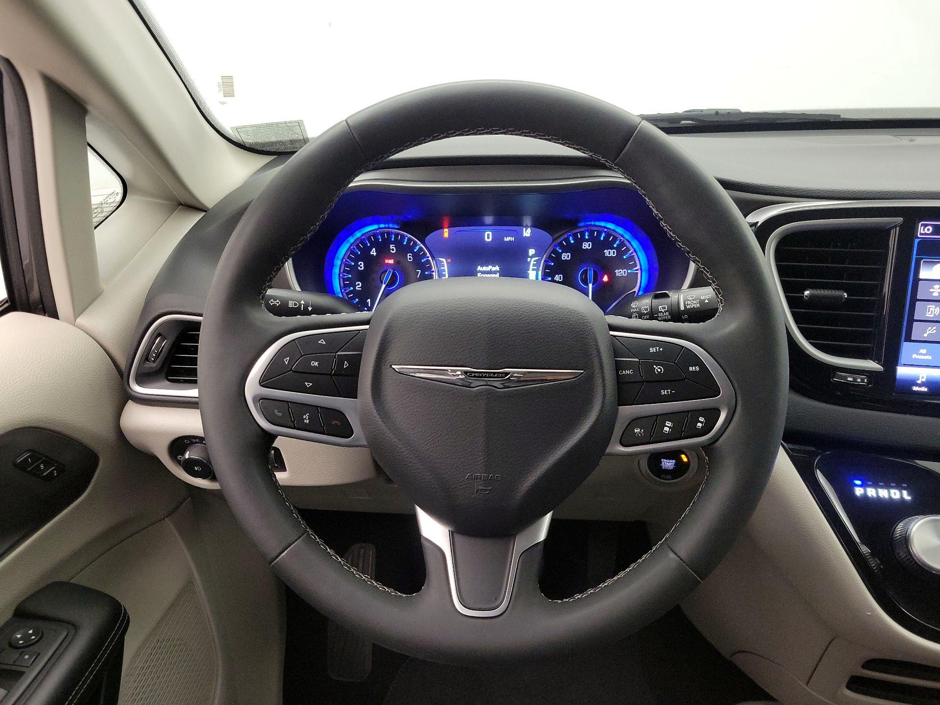 Thumbnail: 2023 Chrysler Pacifica - 10