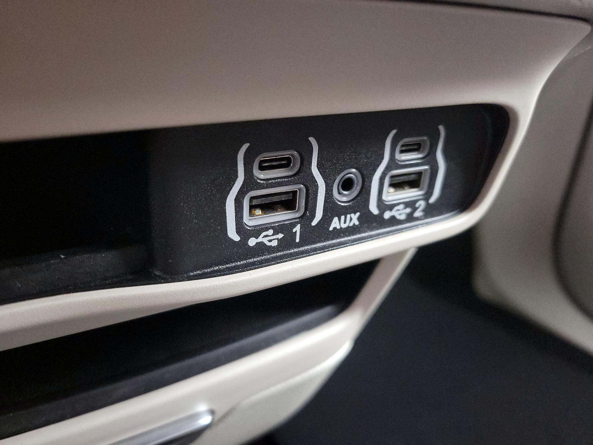 Thumbnail: 2023 Chrysler Pacifica - 18