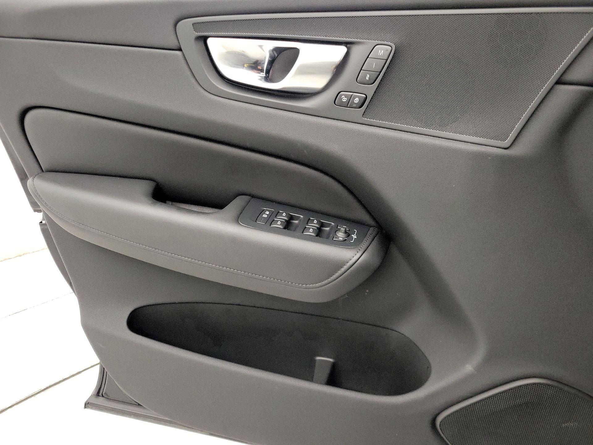 Thumbnail: 2025 Volvo XC60 - 12