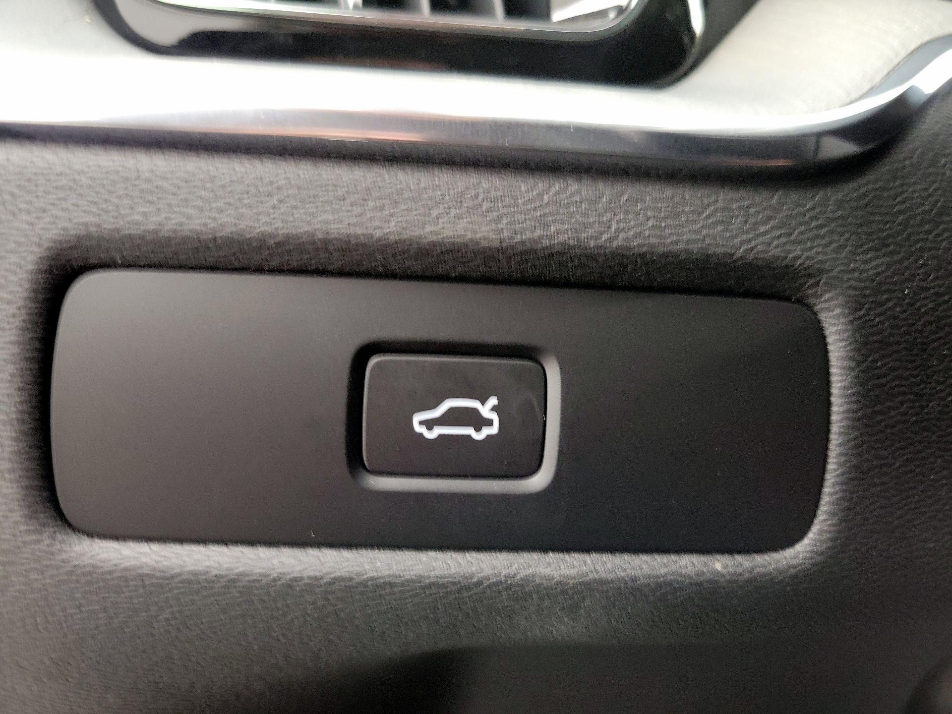 Thumbnail: 2025 Volvo XC60 - 13