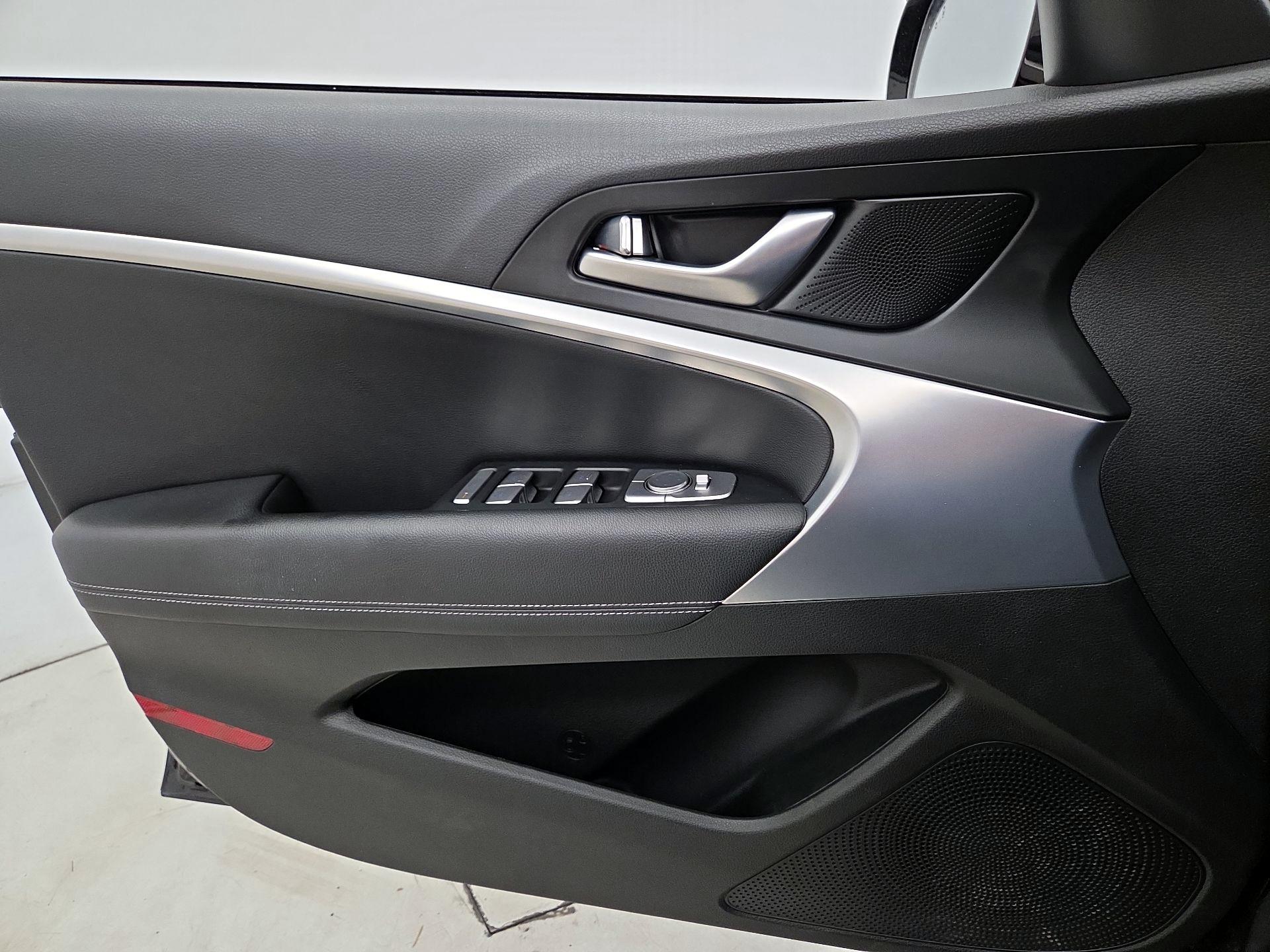 Thumbnail: 2022 Genesis G70 - 12