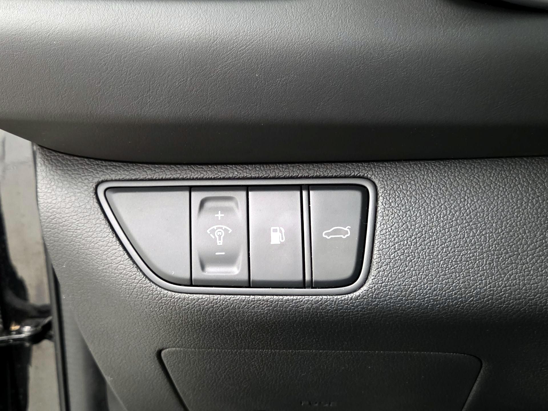 Thumbnail: 2022 Genesis G70 - 13