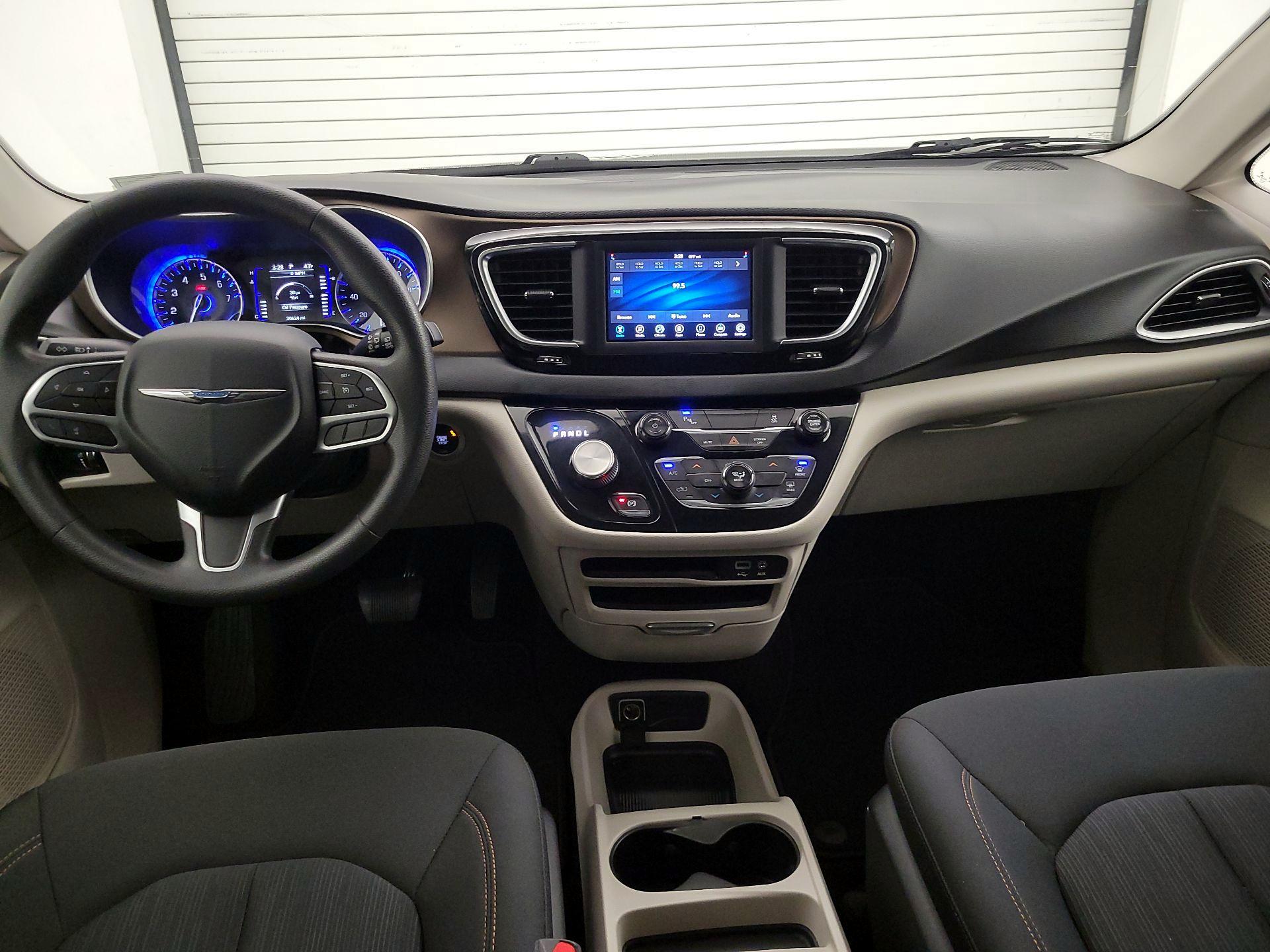 Thumbnail: 2018 Chrysler Pacifica - 9