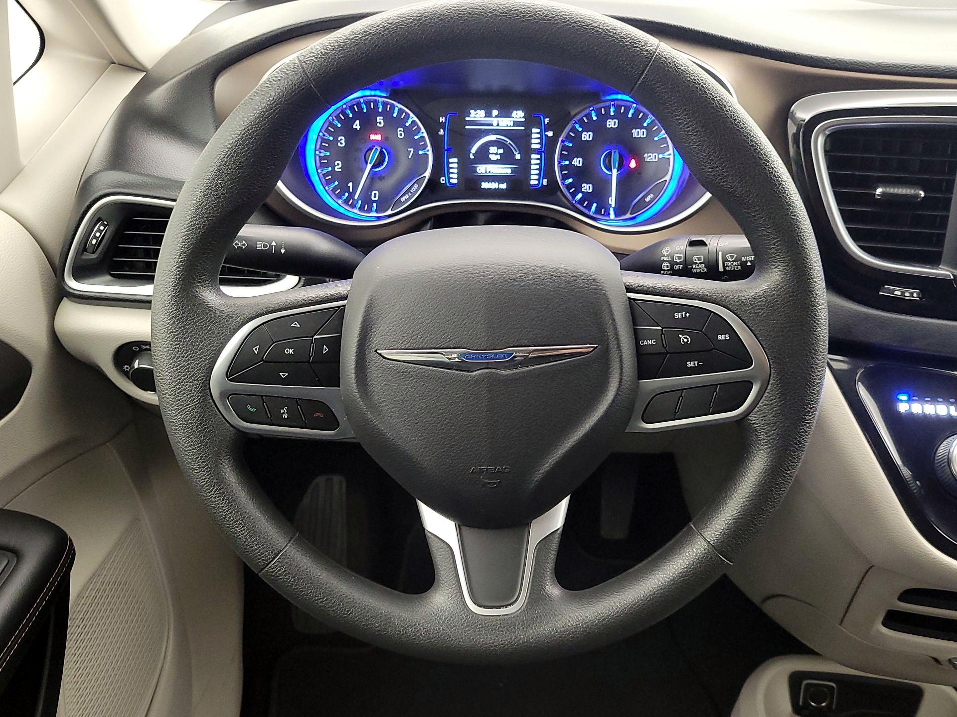 Thumbnail: 2018 Chrysler Pacifica - 10