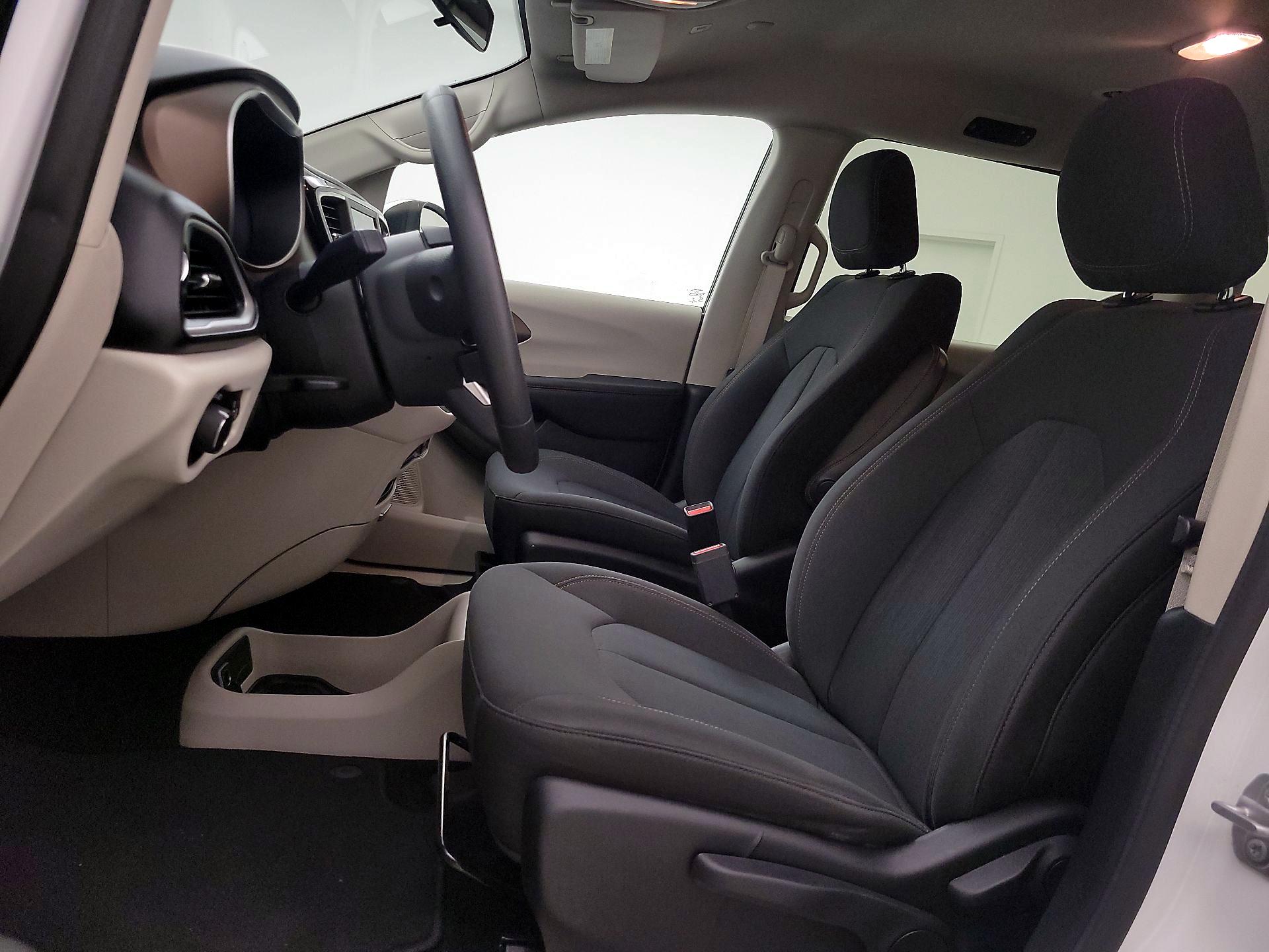 Thumbnail: 2018 Chrysler Pacifica - 11