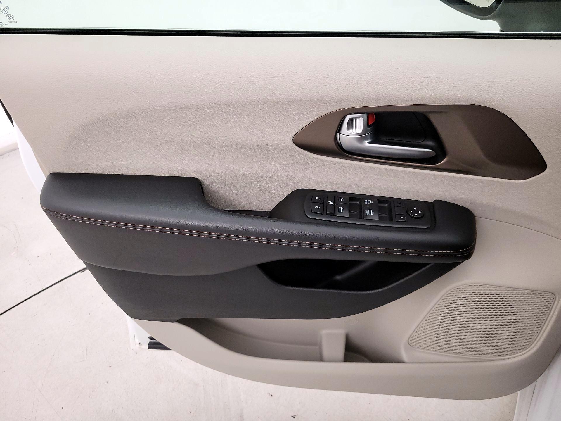 Thumbnail: 2018 Chrysler Pacifica - 12