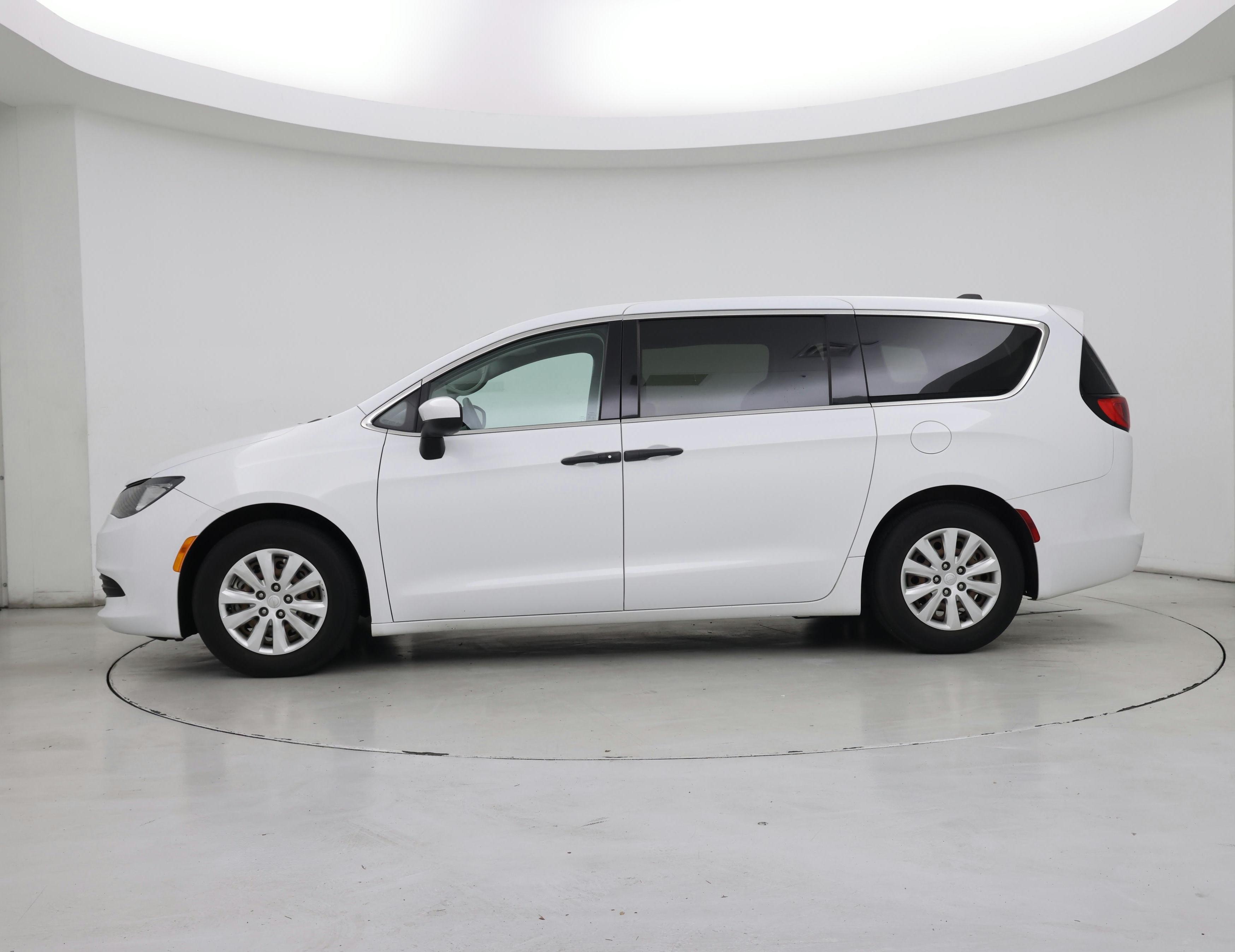 Thumbnail: 2018 Chrysler Pacifica - 3