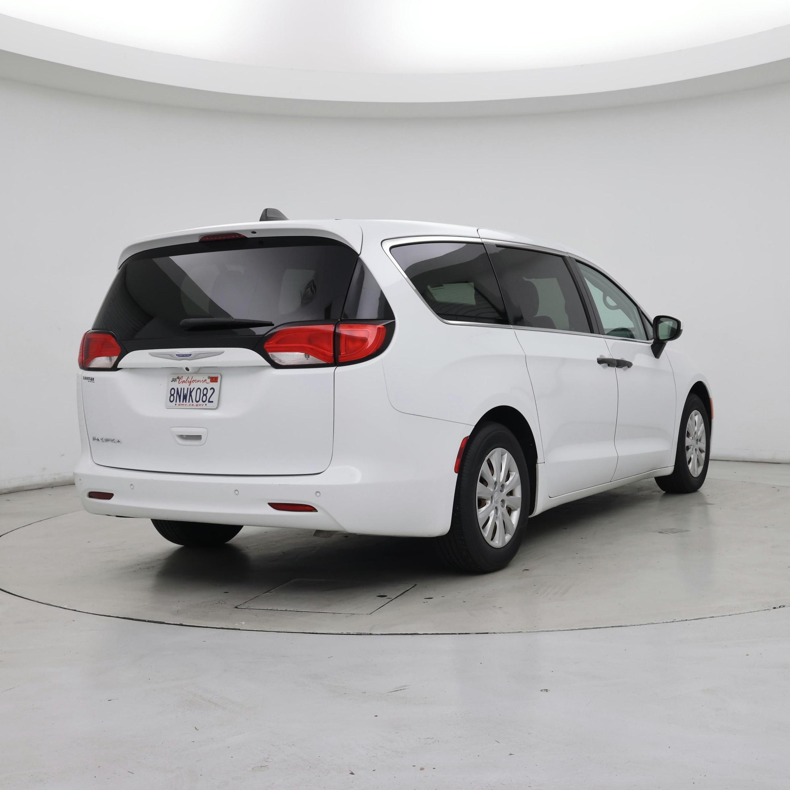 Thumbnail: 2018 Chrysler Pacifica - 8