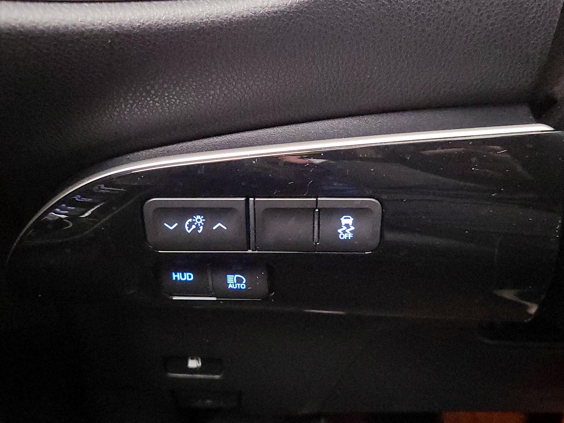 Thumbnail: 2017 Toyota Prius - 13