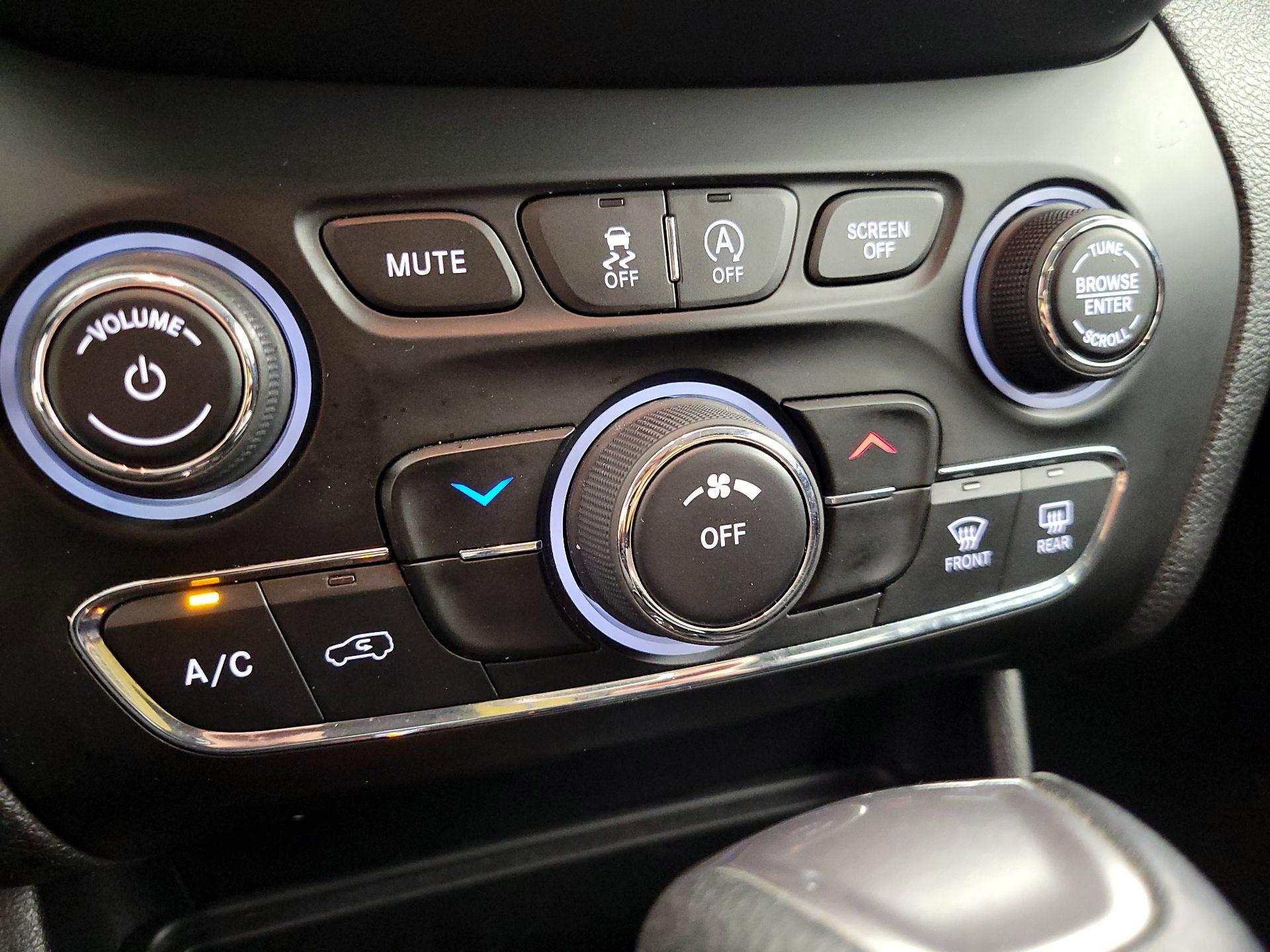 Thumbnail: 2020 Jeep Cherokee - 16