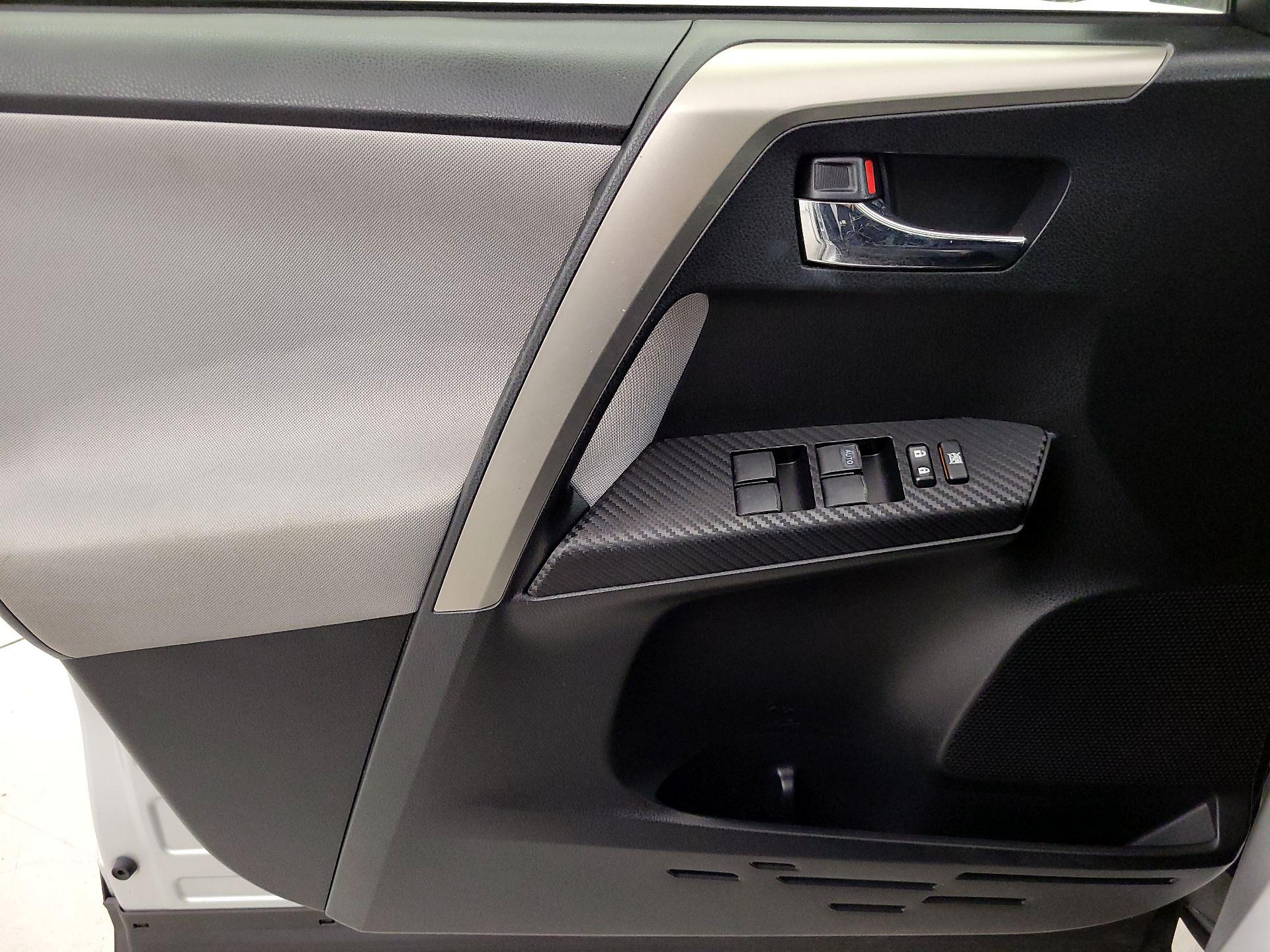 Thumbnail: 2015 Toyota RAV4 - 12