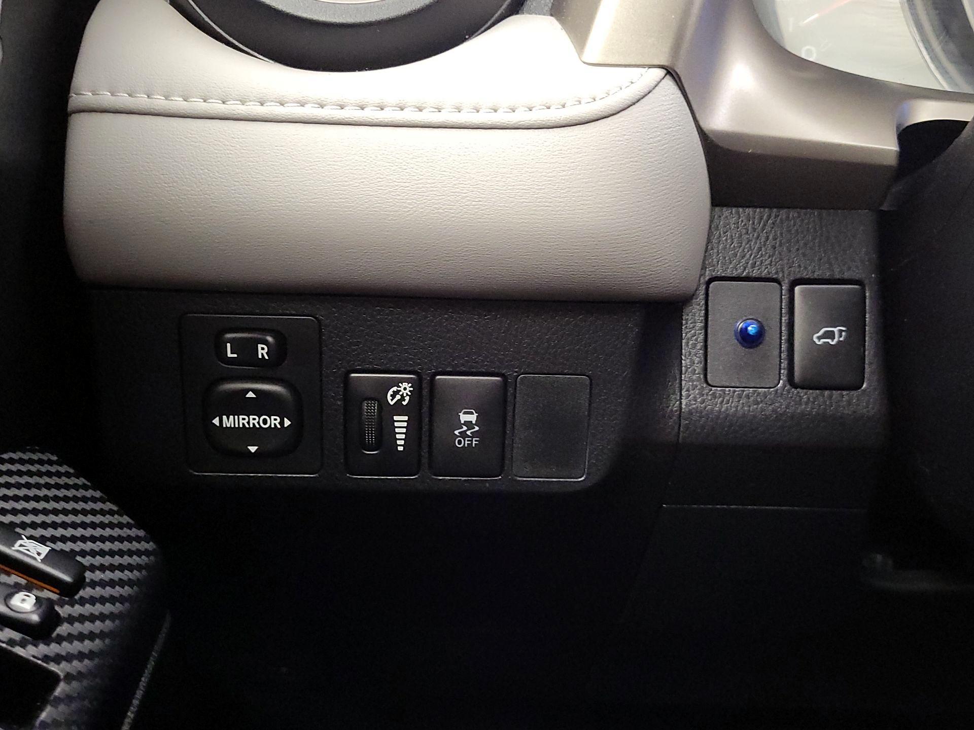 Thumbnail: 2015 Toyota RAV4 - 13