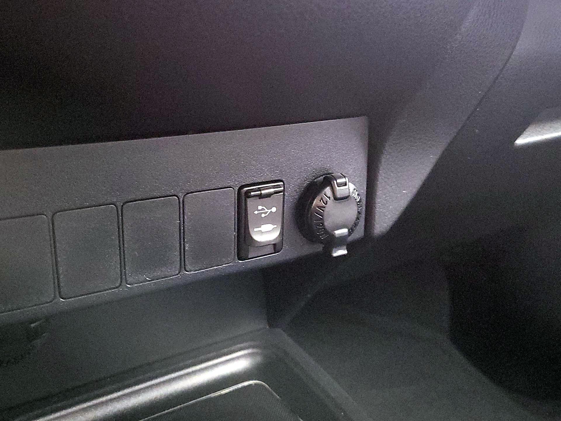 Thumbnail: 2015 Toyota RAV4 - 18