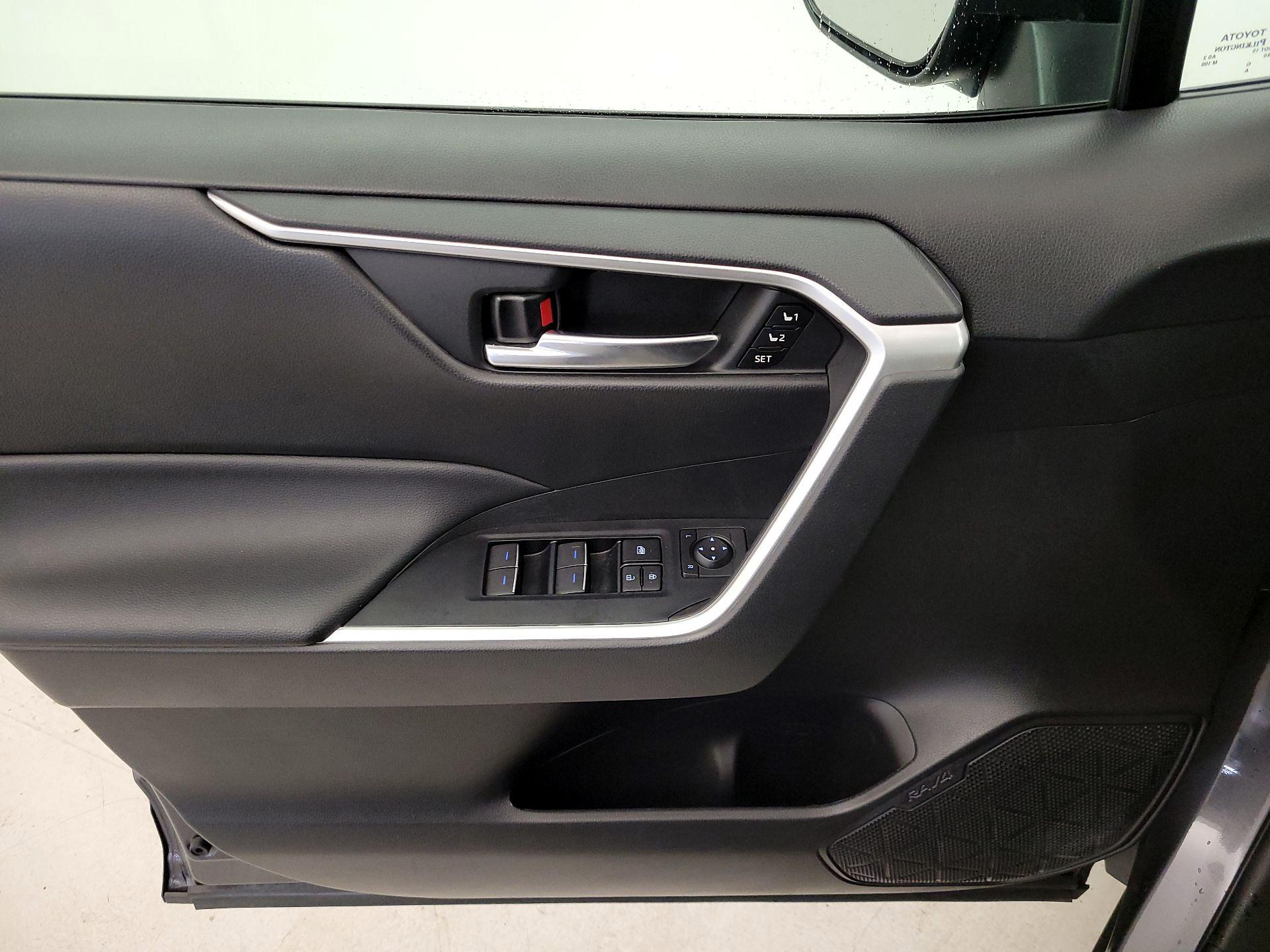 Thumbnail: 2022 Toyota RAV4 - 12