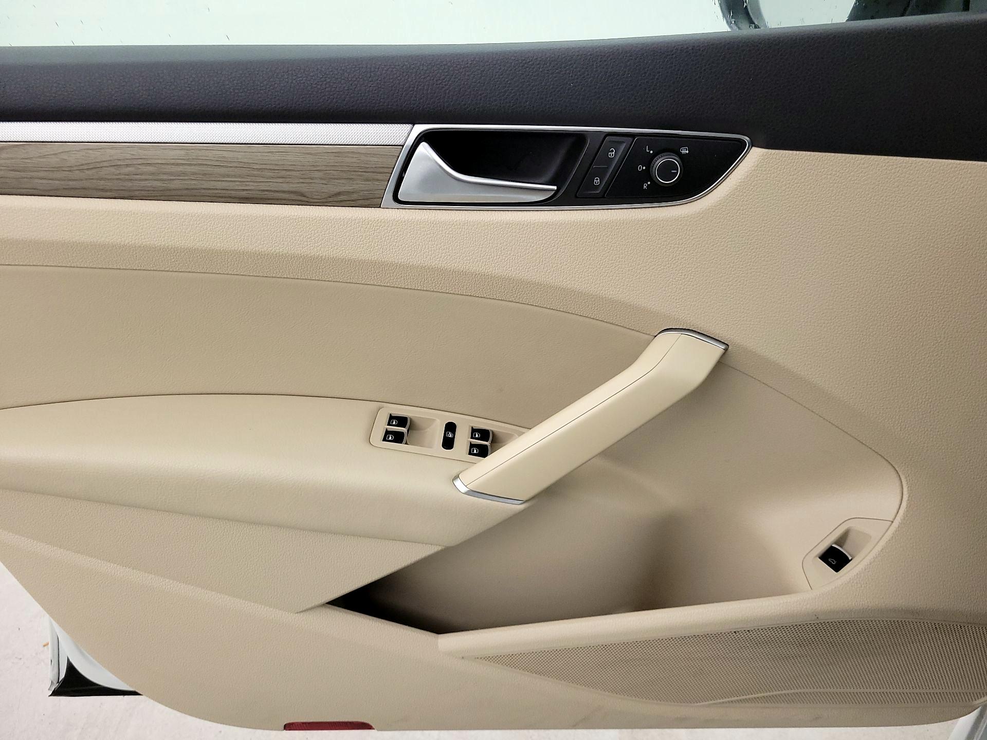 Thumbnail: 2016 Volkswagen Passat - 12