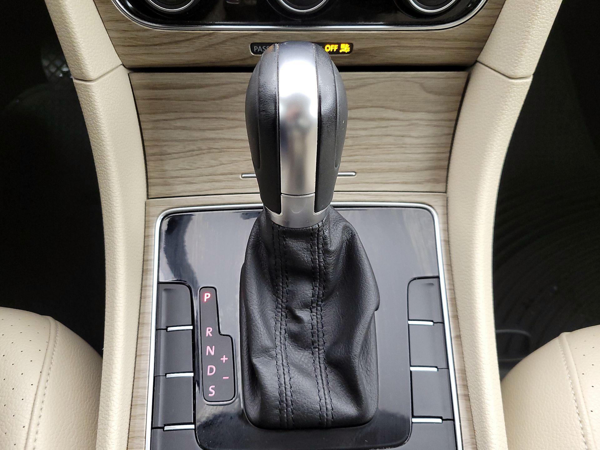 Thumbnail: 2016 Volkswagen Passat - 17