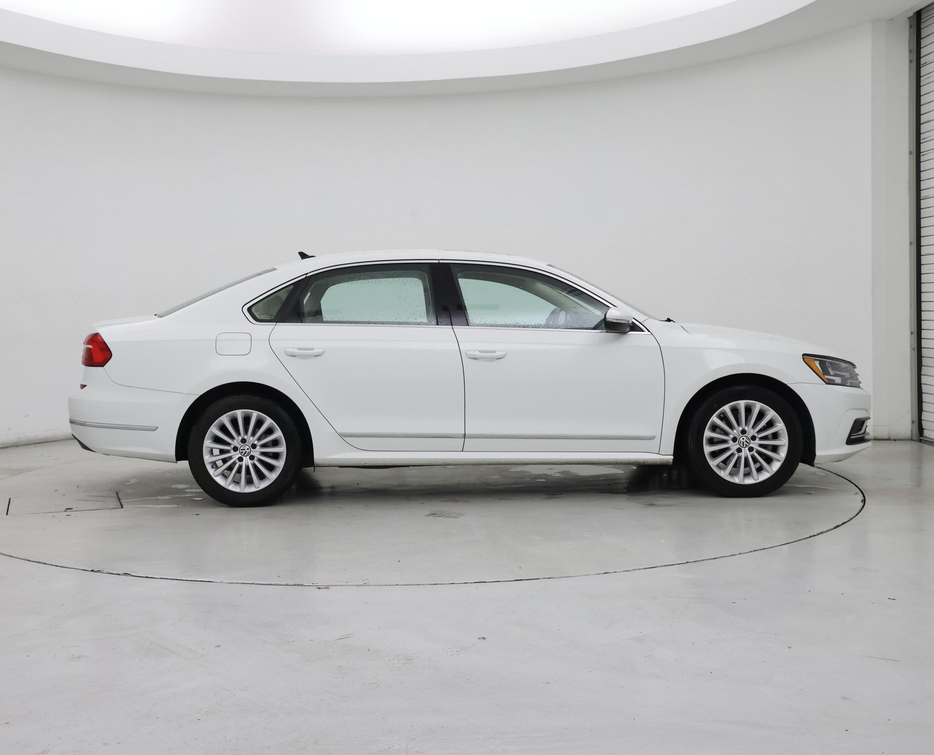 Thumbnail: 2016 Volkswagen Passat - 7