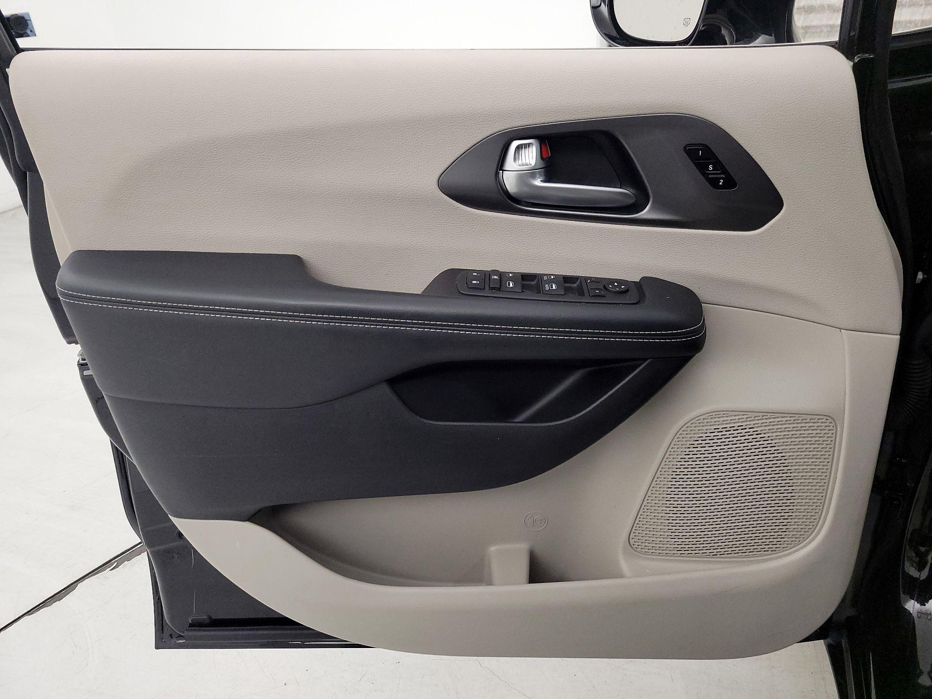 Thumbnail: 2024 Chrysler Pacifica - 12