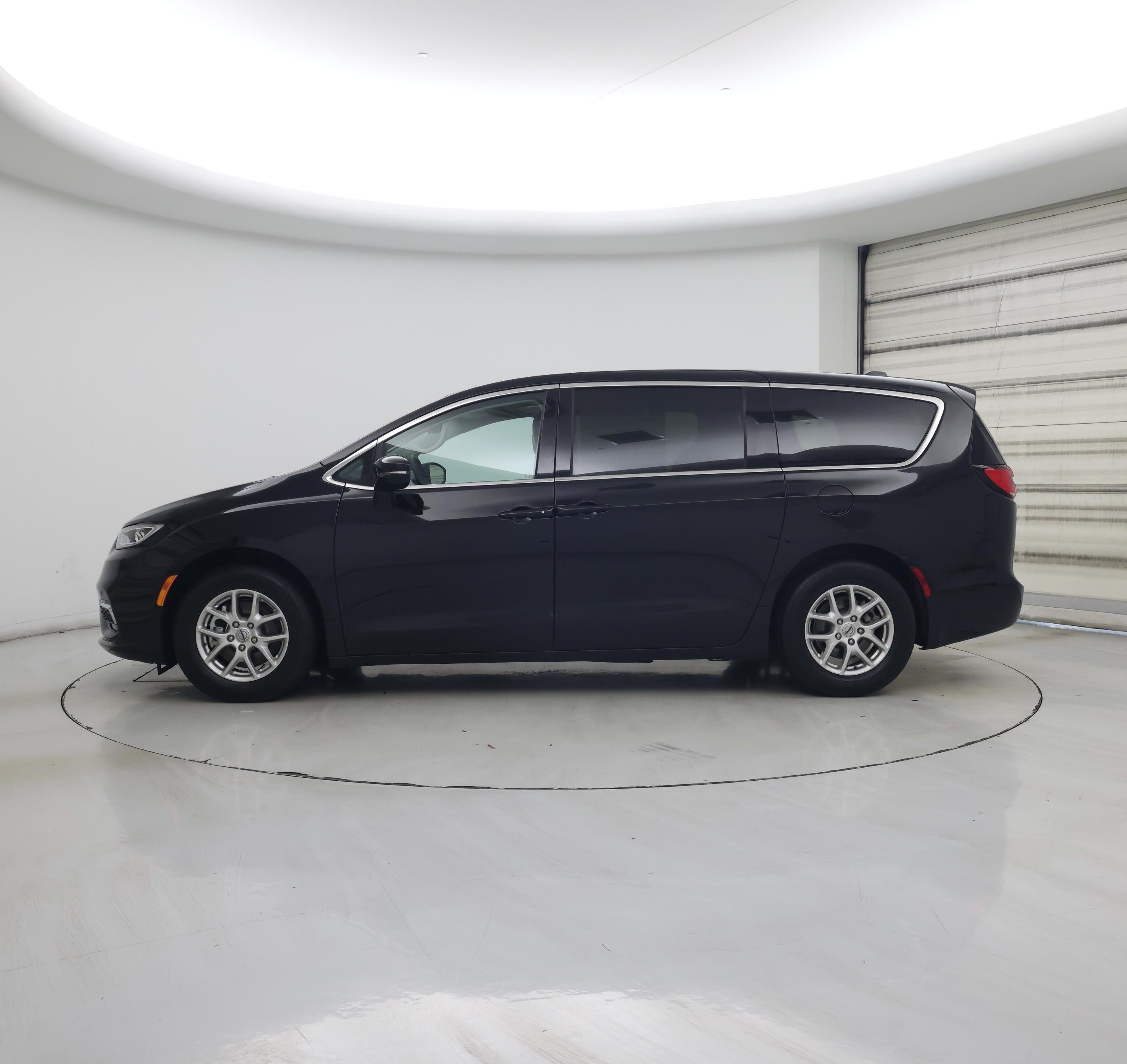 Thumbnail: 2024 Chrysler Pacifica - 3