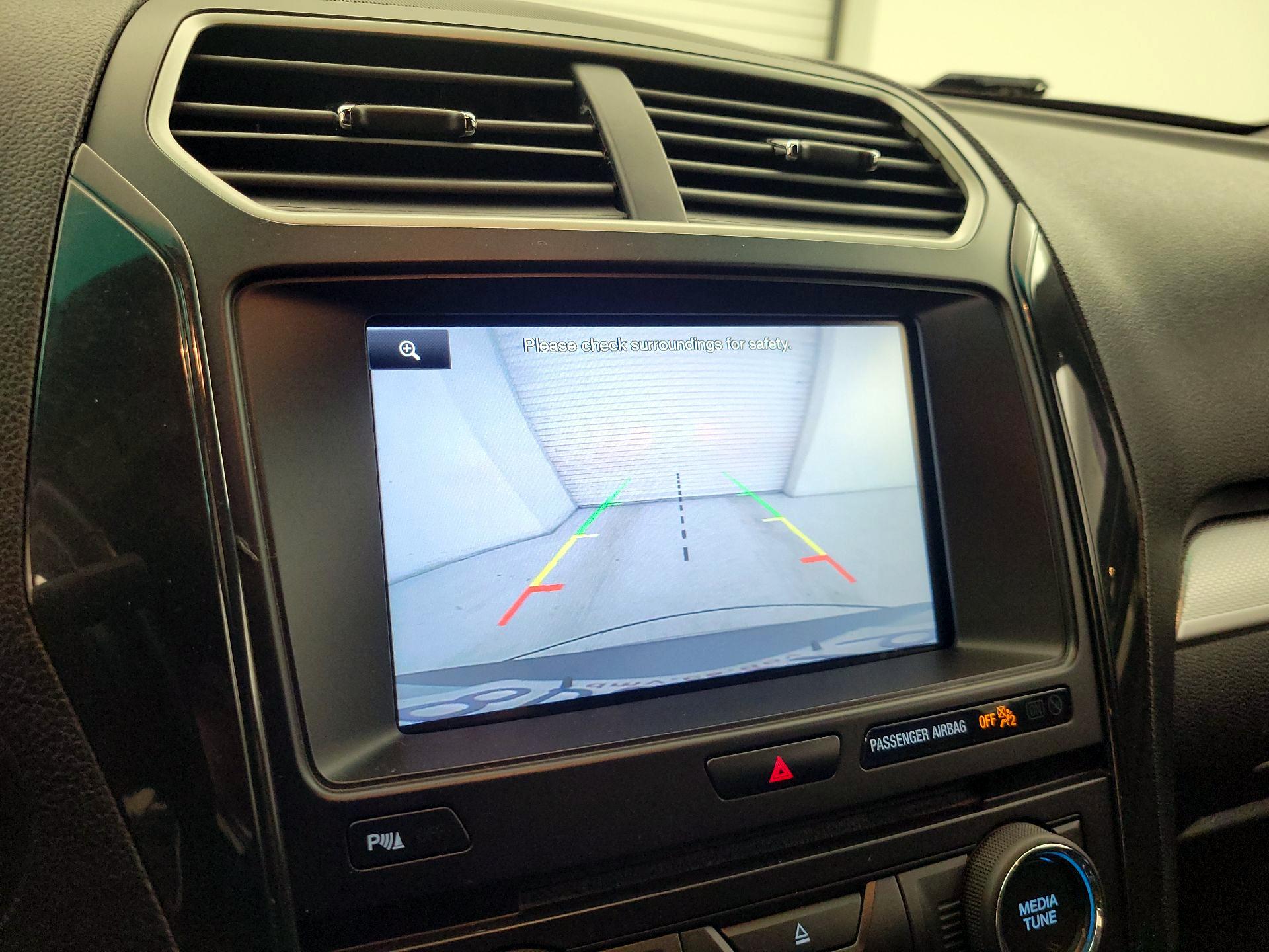 Thumbnail: 2016 Ford Explorer - 14