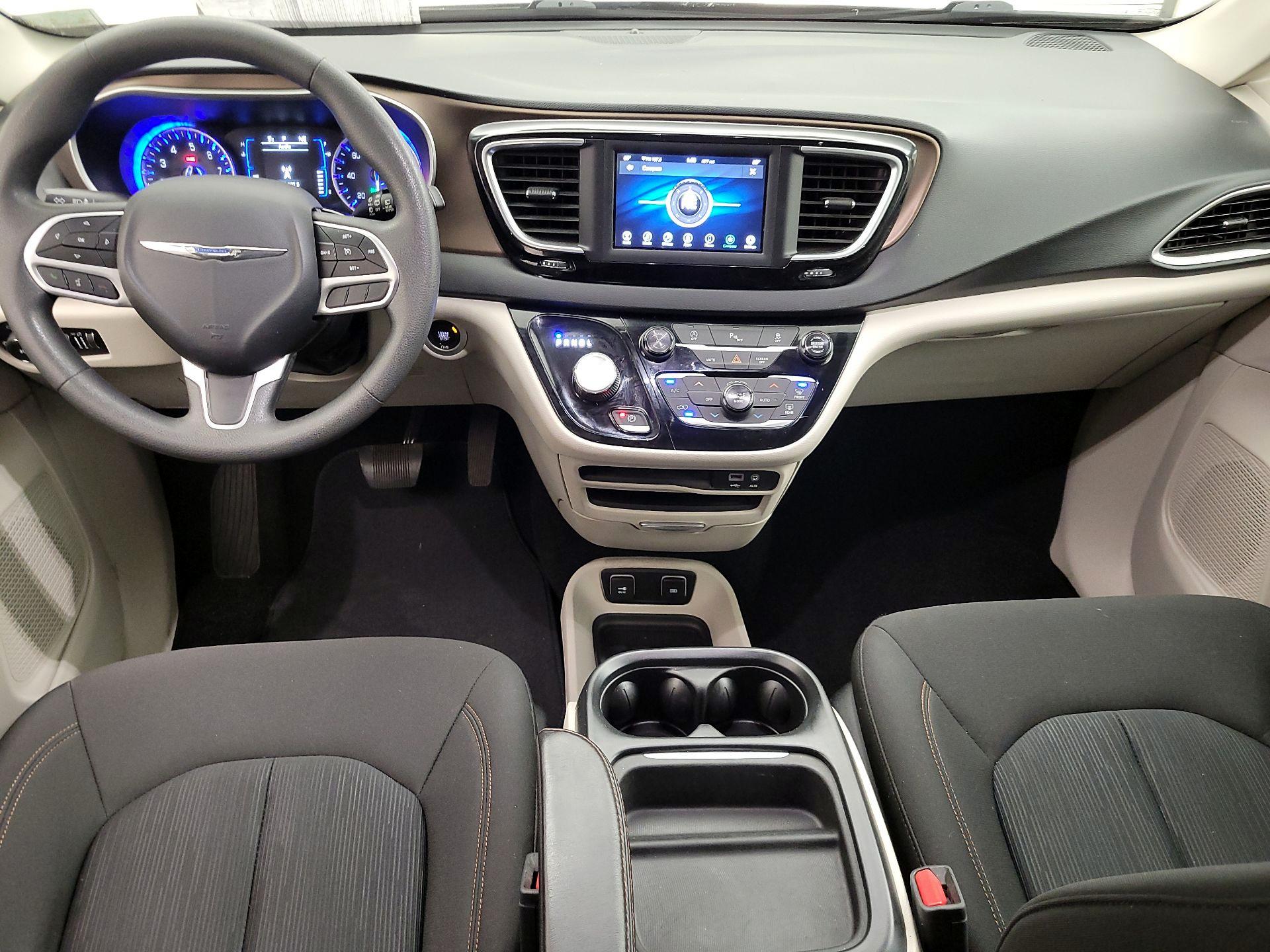 Thumbnail: 2018 Chrysler Pacifica - 9