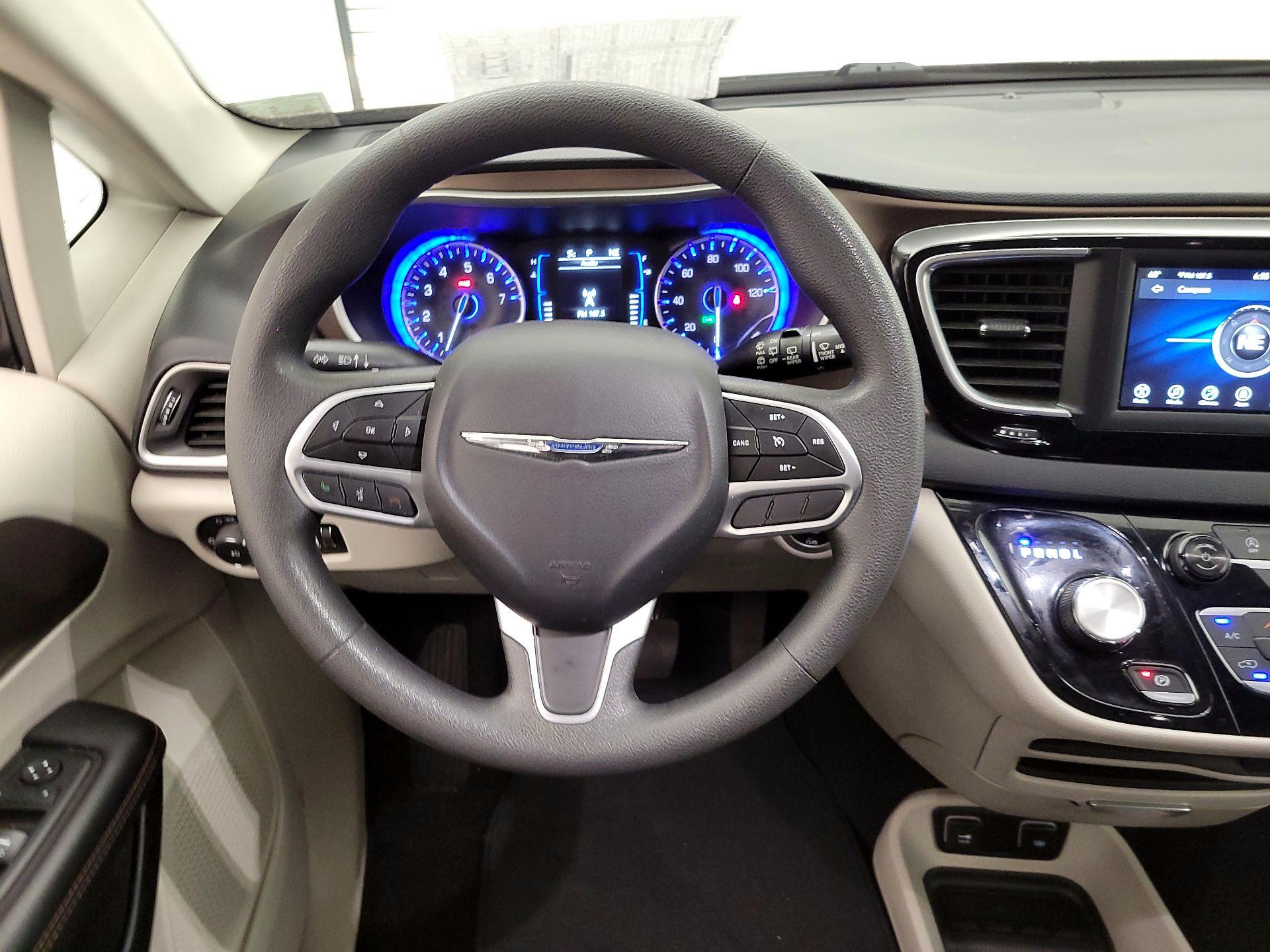 Thumbnail: 2018 Chrysler Pacifica - 10